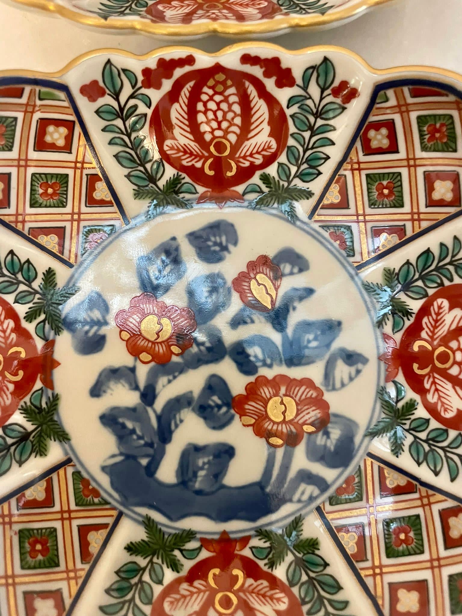 Inusual juego de 4 platos Imari japoneses antiguos de calidad en maravillosos colores rojo, verde, azul y dorado pintados a mano con borde festoneado 

Un conjunto encantador en fabuloso estado original de proporciones deseables

Dimensiones:
Altura