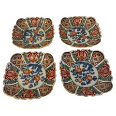 Ensemble inhabituel de 4 petits plats anciens japonais de qualité Imari