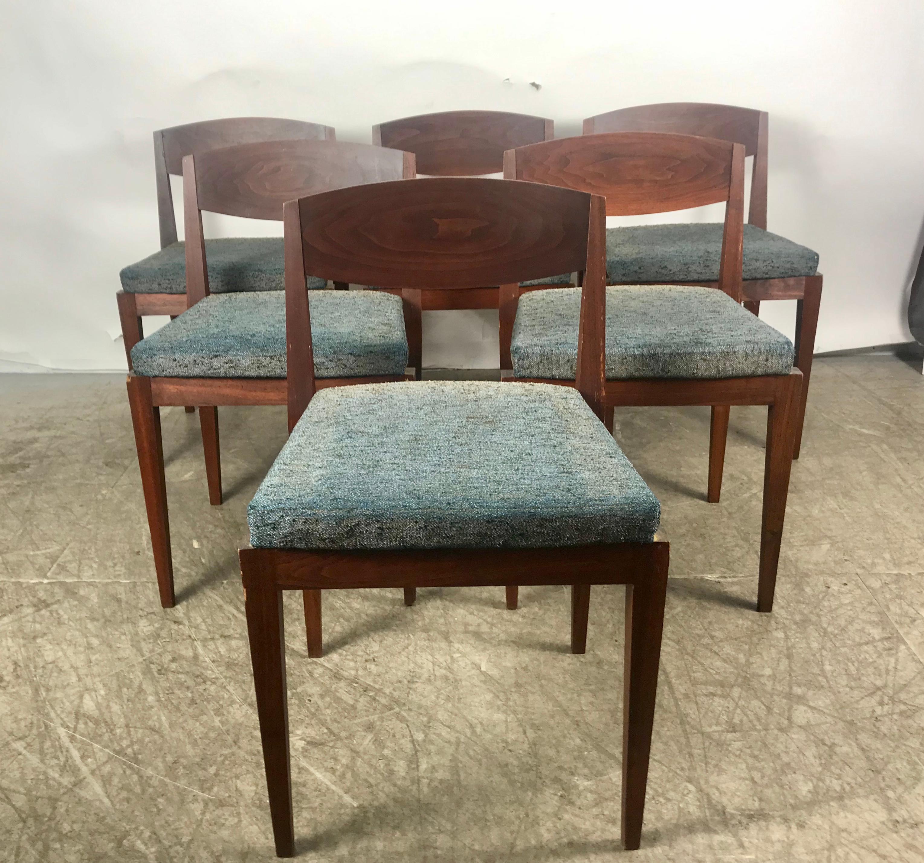 Insolito set di 6 sedie da pranzo moderniste americane, dal design architettonico, in noce massiccio, di buona qualità e robuste. Conserva i sedili in tessuto originali, la schiuma interna si indurisce.