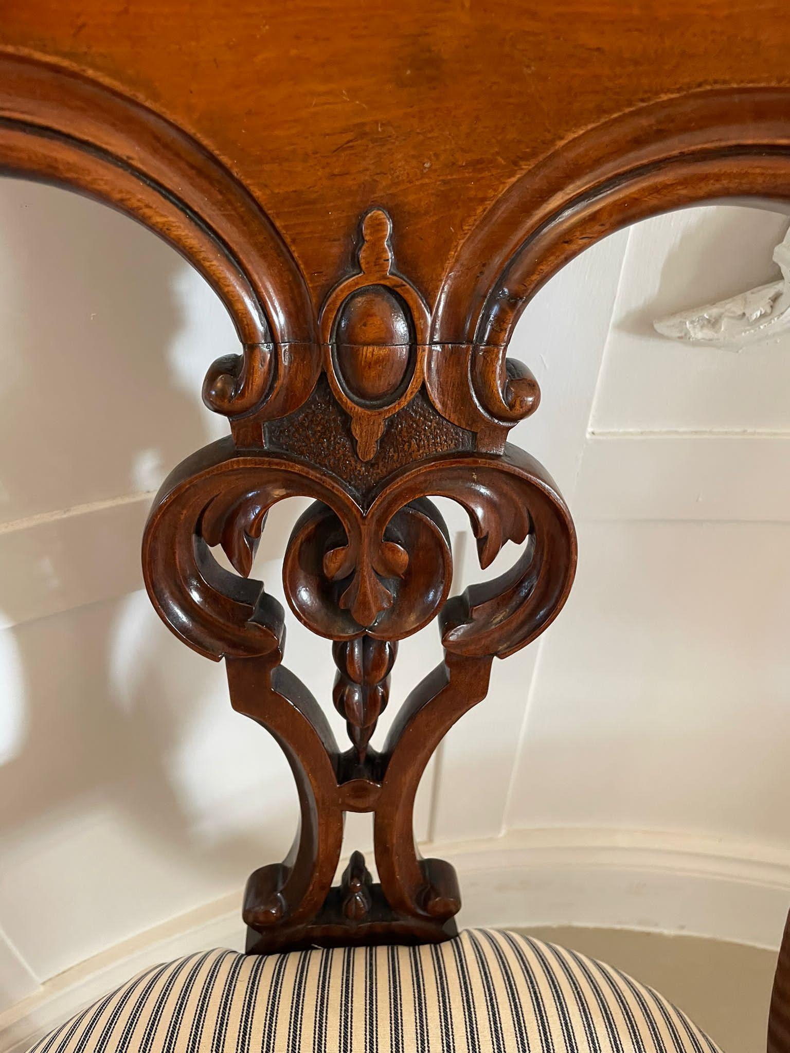 XIXe siècle Ensemble inhabituel de 8 chaises de bibliothèque/de salle à manger de qualité victorienne ancienne en acajou sculpté en vente