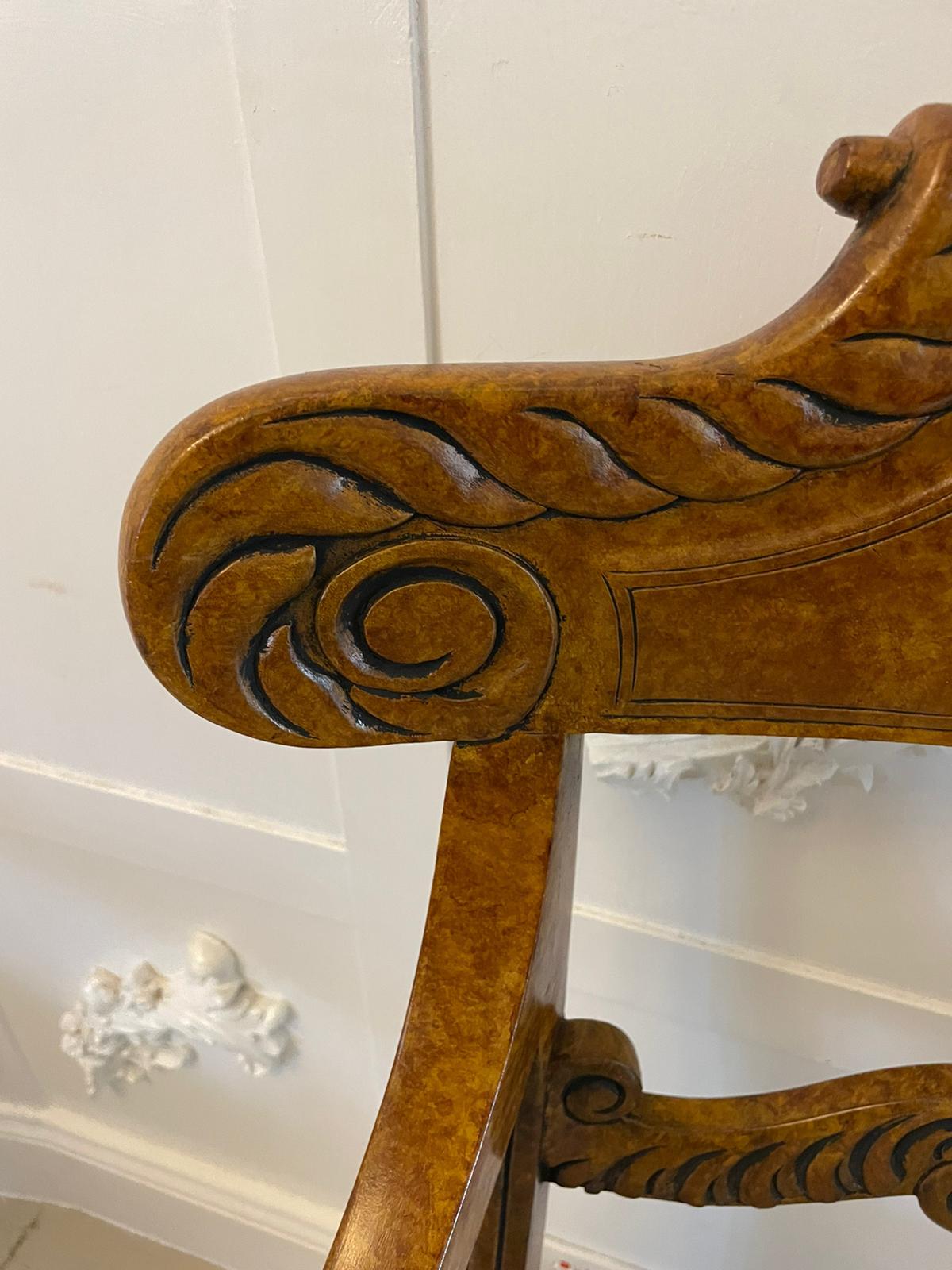 Inusual Juego de 8 Sillas de Comedor de Arce Faux Ojo de Pájaro de Calidad Decoradas Antiguamente en venta 5