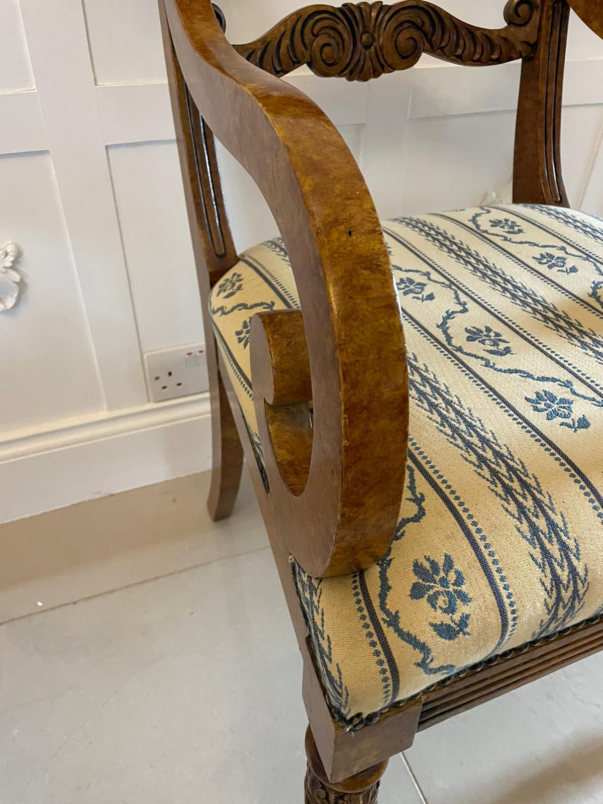 Inusual Juego de 8 Sillas de Comedor de Arce Faux Ojo de Pájaro de Calidad Decoradas Antiguamente en venta 6