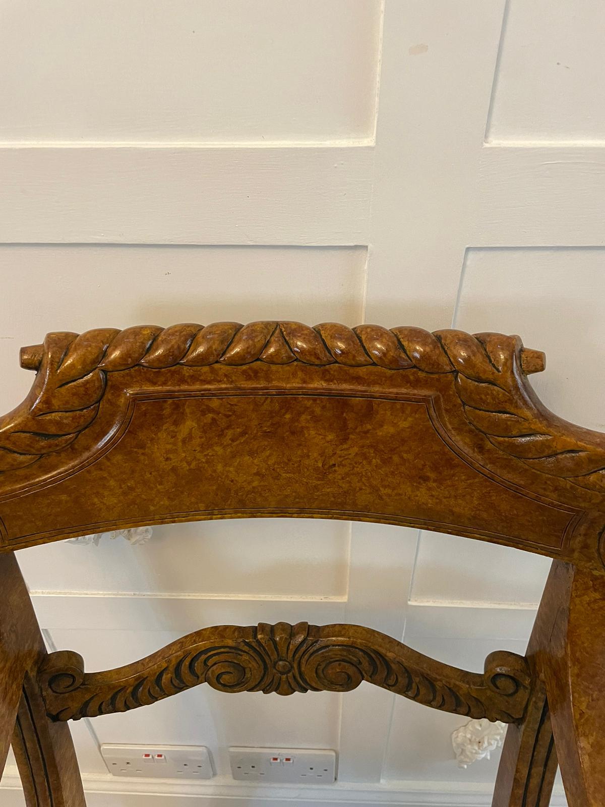 Inusual Juego de 8 Sillas de Comedor de Arce Faux Ojo de Pájaro de Calidad Decoradas Antiguamente en venta 7