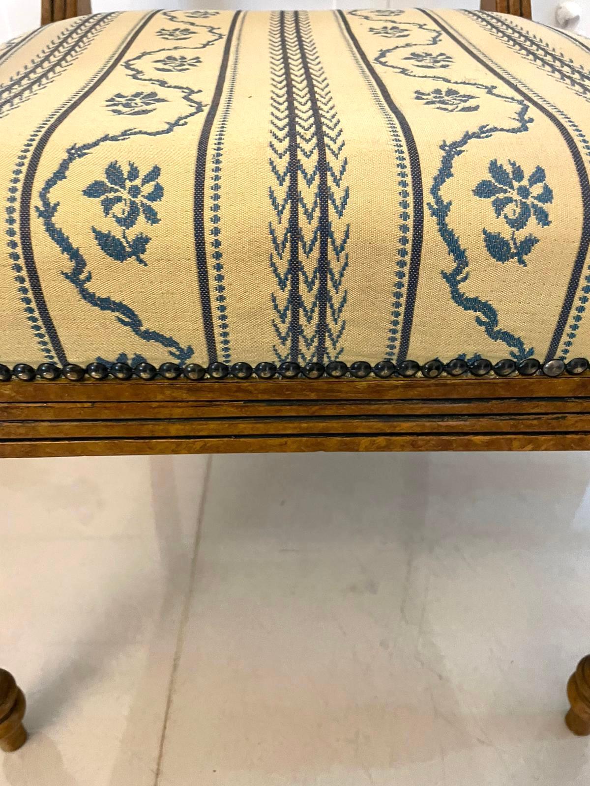 Inusual Juego de 8 Sillas de Comedor de Arce Faux Ojo de Pájaro de Calidad Decoradas Antiguamente en venta 8