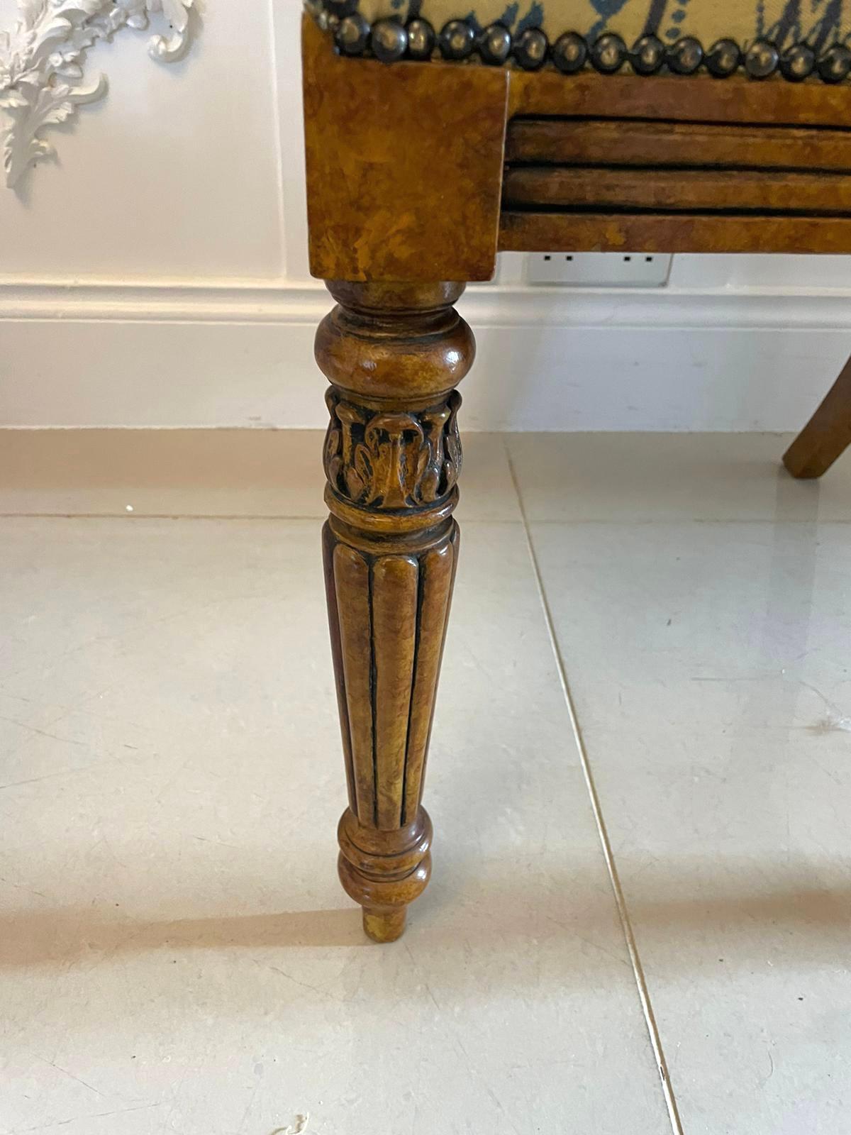 Inusual Juego de 8 Sillas de Comedor de Arce Faux Ojo de Pájaro de Calidad Decoradas Antiguamente en venta 9