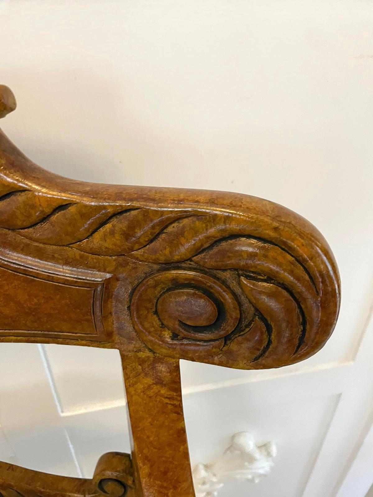 Inusual Juego de 8 Sillas de Comedor de Arce Faux Ojo de Pájaro de Calidad Decoradas Antiguamente en venta 10