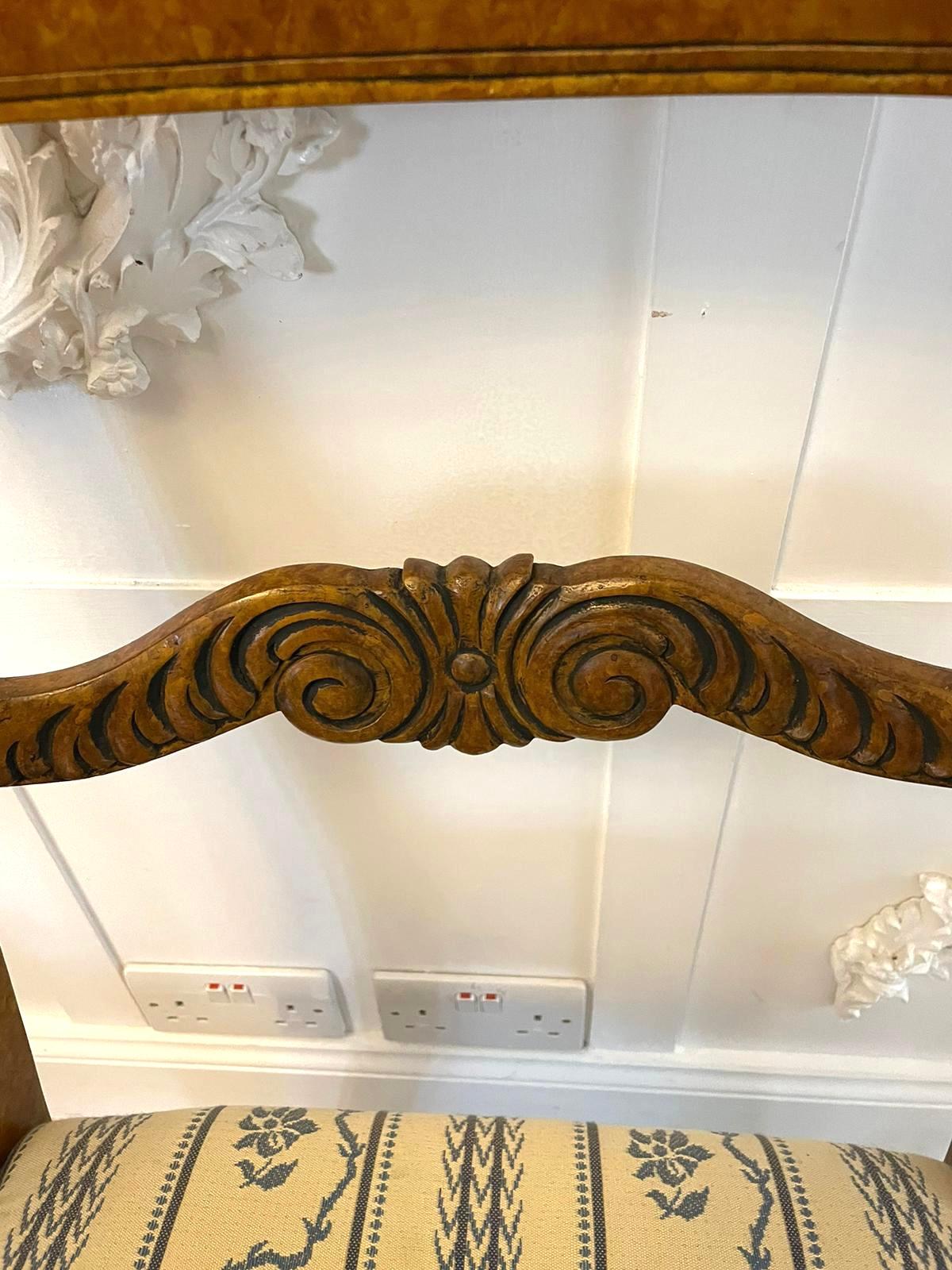 Inusual Juego de 8 Sillas de Comedor de Arce Faux Ojo de Pájaro de Calidad Decoradas Antiguamente en venta 11