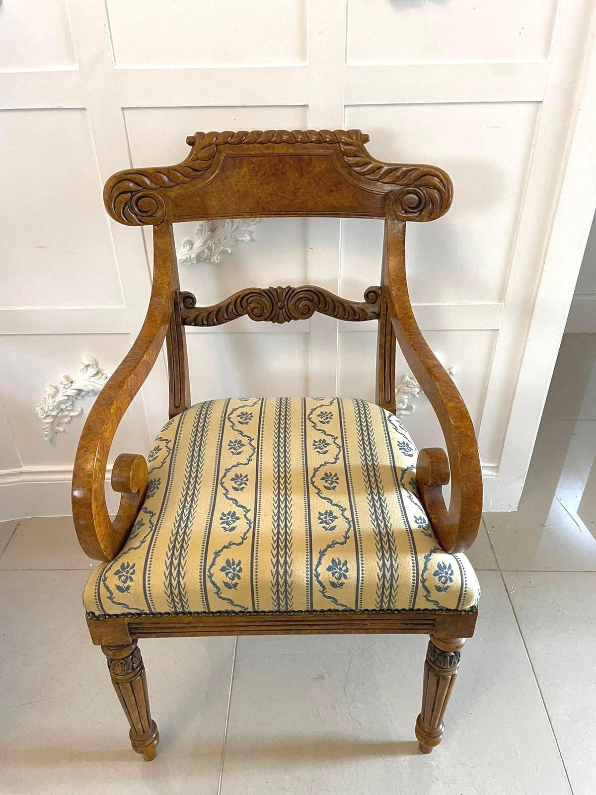 Inusual Juego de 8 Sillas de Comedor de Arce Faux Ojo de Pájaro de Calidad Decoradas Antiguamente en venta 12