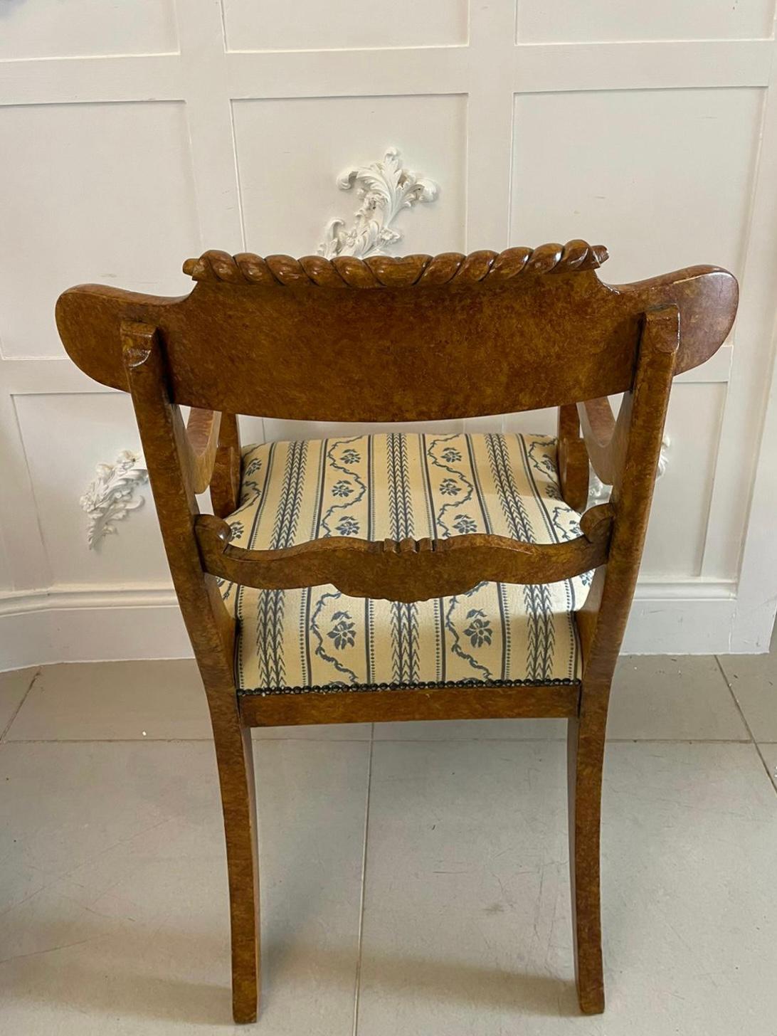 Inusual Juego de 8 Sillas de Comedor de Arce Faux Ojo de Pájaro de Calidad Decoradas Antiguamente en venta 13
