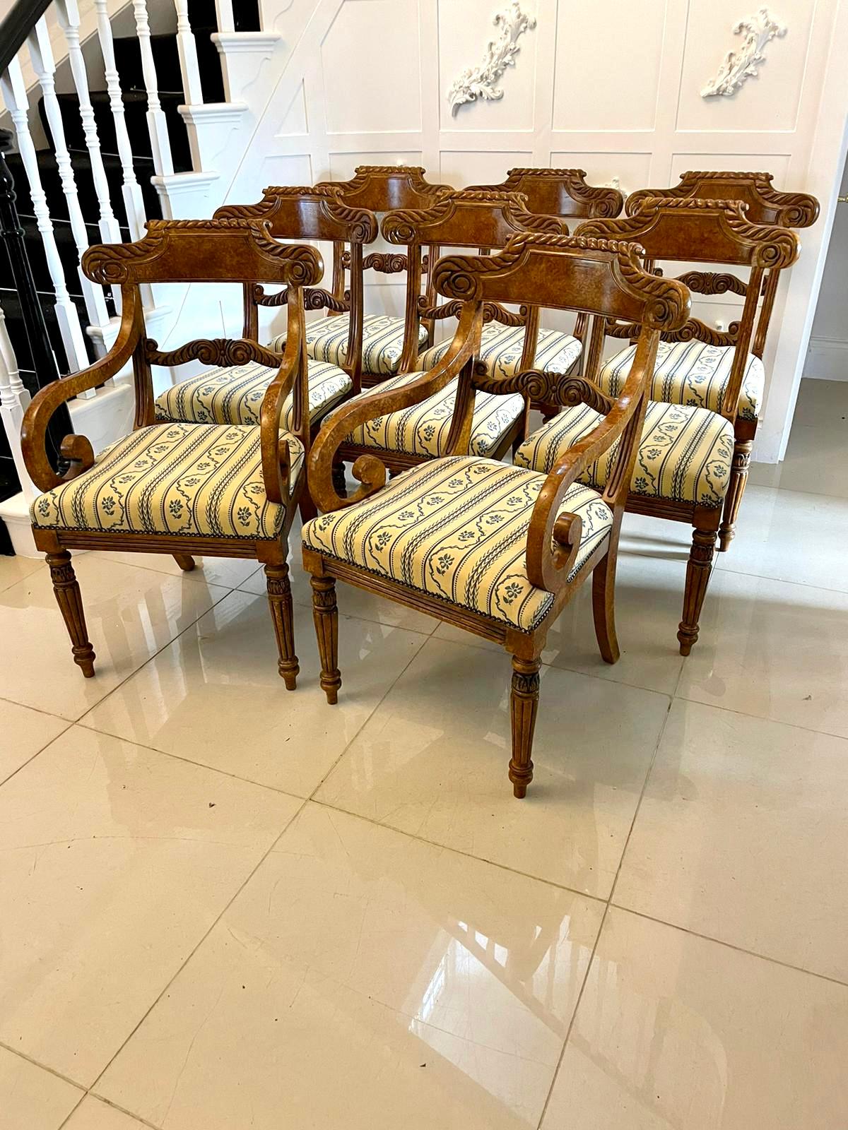 Inusual juego de 8 sillas de comedor de arce de ojo de pájaro de calidad antigua decoradas que contiene dos sillas de codo y seis sillas individuales con una preciosa barandilla superior tallada y un salpicadero central tallado con forma. Los codos