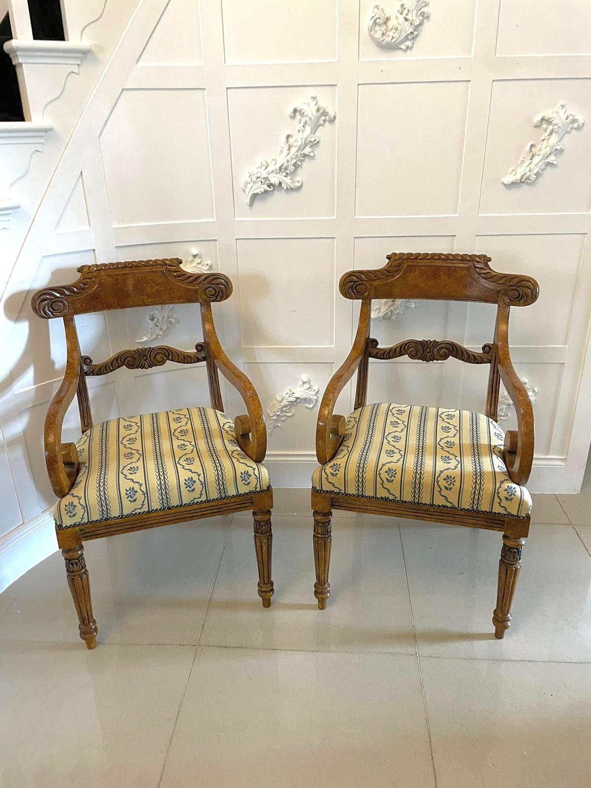 Inusual Juego de 8 Sillas de Comedor de Arce Faux Ojo de Pájaro de Calidad Decoradas Antiguamente en Bueno estado para la venta en Suffolk, GB