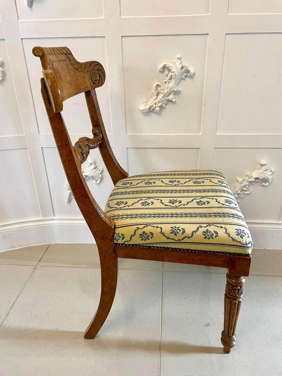 Inusual Juego de 8 Sillas de Comedor de Arce Faux Ojo de Pájaro de Calidad Decoradas Antiguamente siglo XX en venta