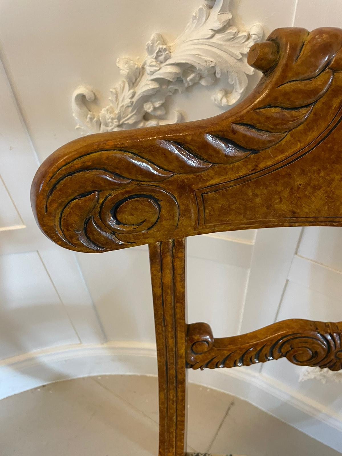 Inusual Juego de 8 Sillas de Comedor de Arce Faux Ojo de Pájaro de Calidad Decoradas Antiguamente en venta 3