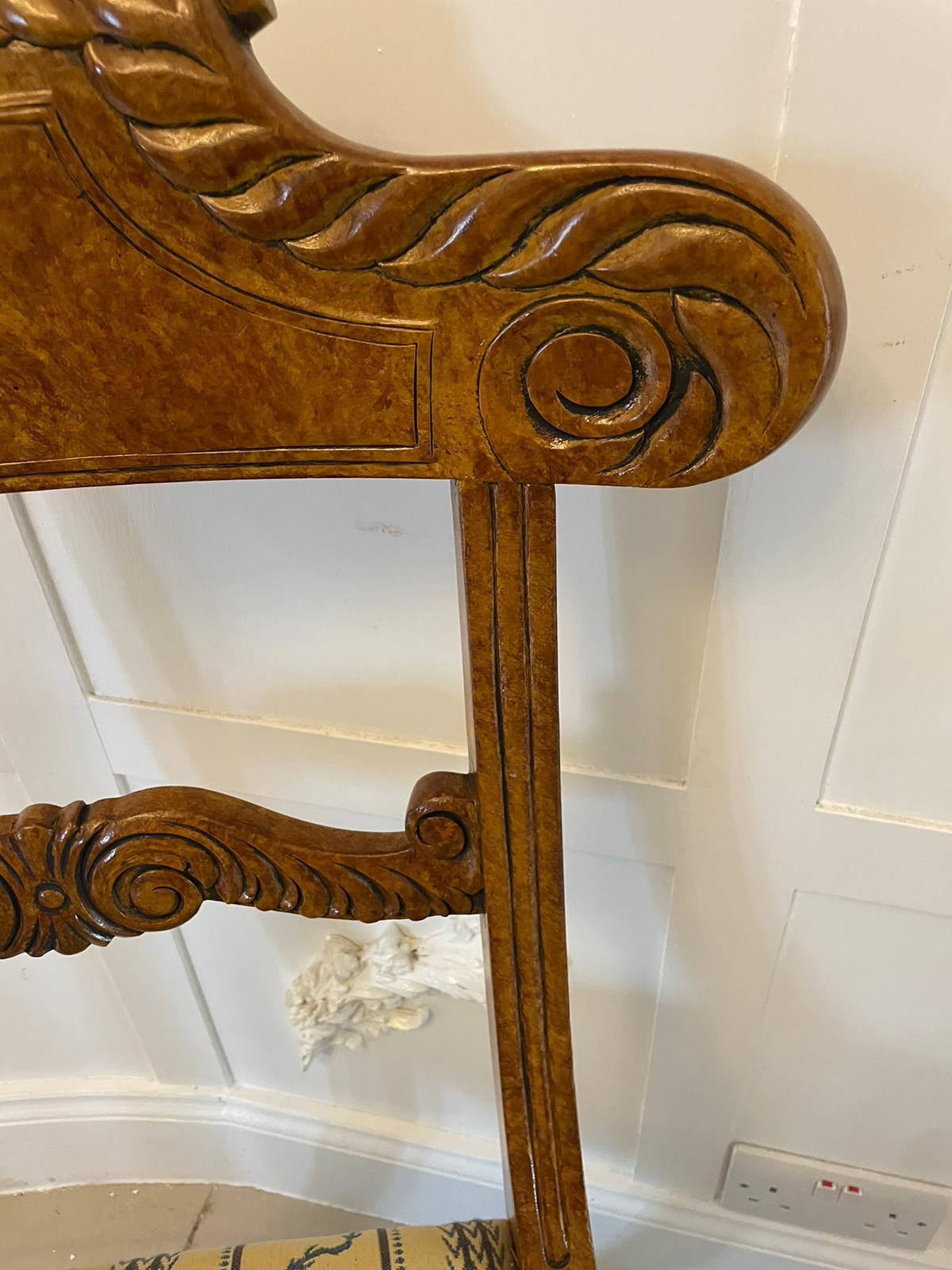 Inusual Juego de 8 Sillas de Comedor de Arce Faux Ojo de Pájaro de Calidad Decoradas Antiguamente en venta 4