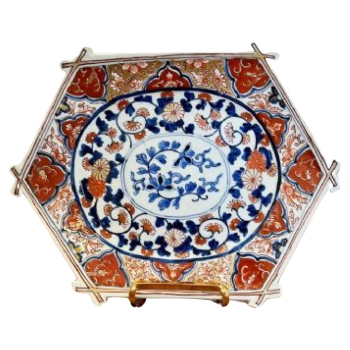 Assiette Imari japonaise ancienne de forme inhabituelle 