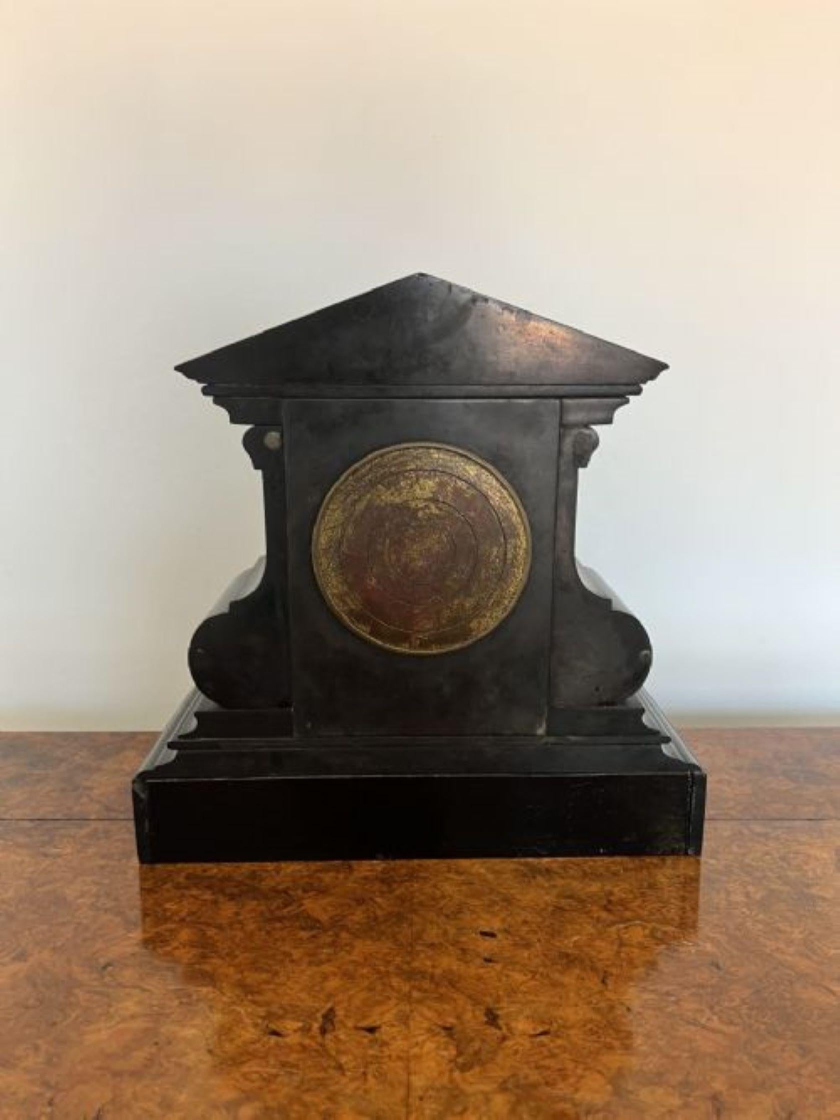 XIXe siècle Pendule de cheminée en marbre de forme inhabituelle, de qualité victorienne, à huit jours.  en vente