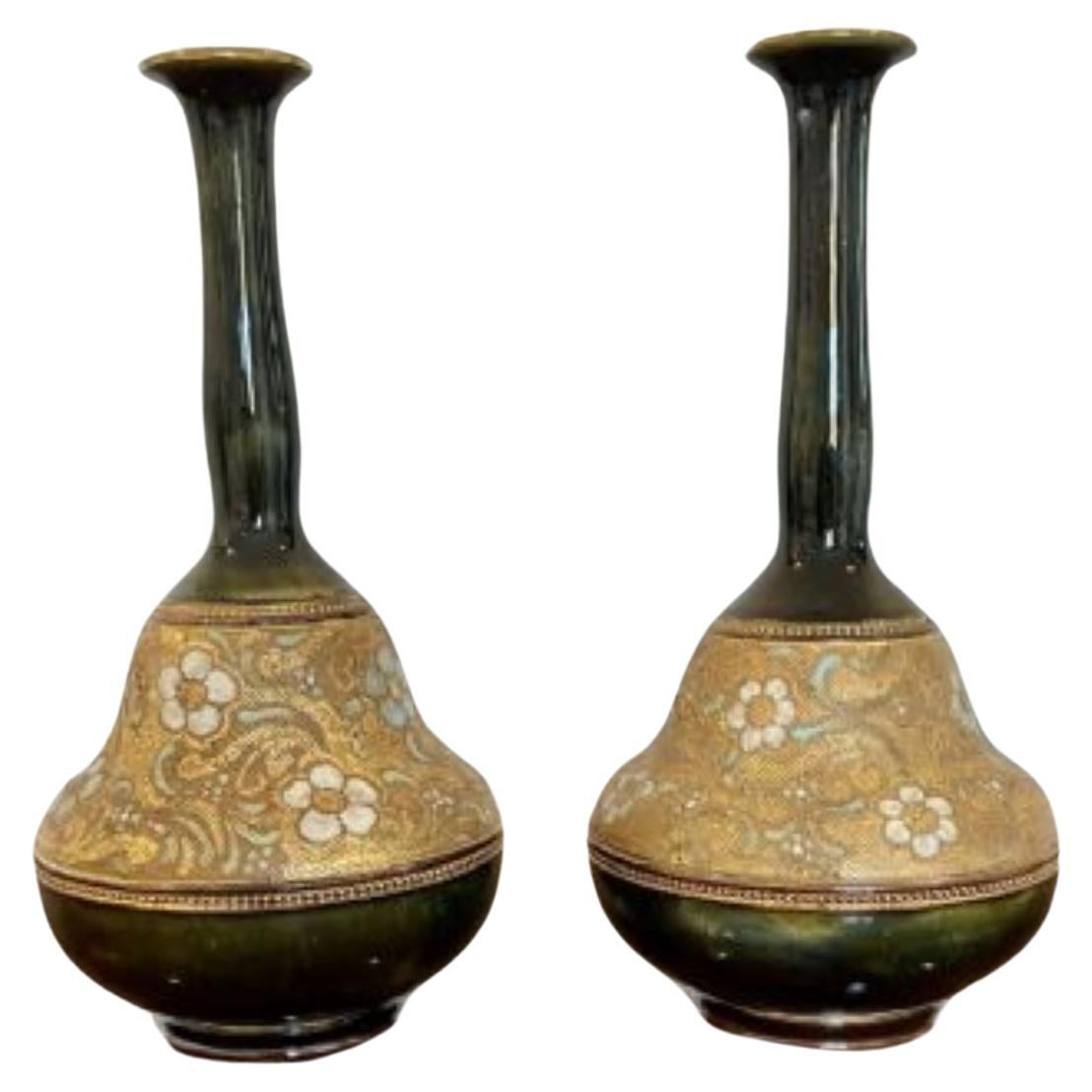 Paire de vases Doulton anciens de qualité de forme inhabituelle 