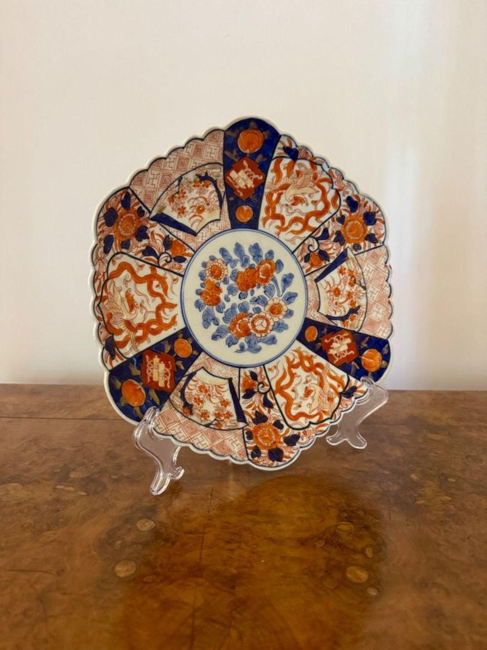 Assiette imari japonaise ancienne de forme inhabituelle, avec une assiette imari japonaise ancienne de forme inhabituelle décorée de fleurs au centre et entourée de panneaux avec des oiseaux, des arbres, des fleurs et des rouleaux peints à la main