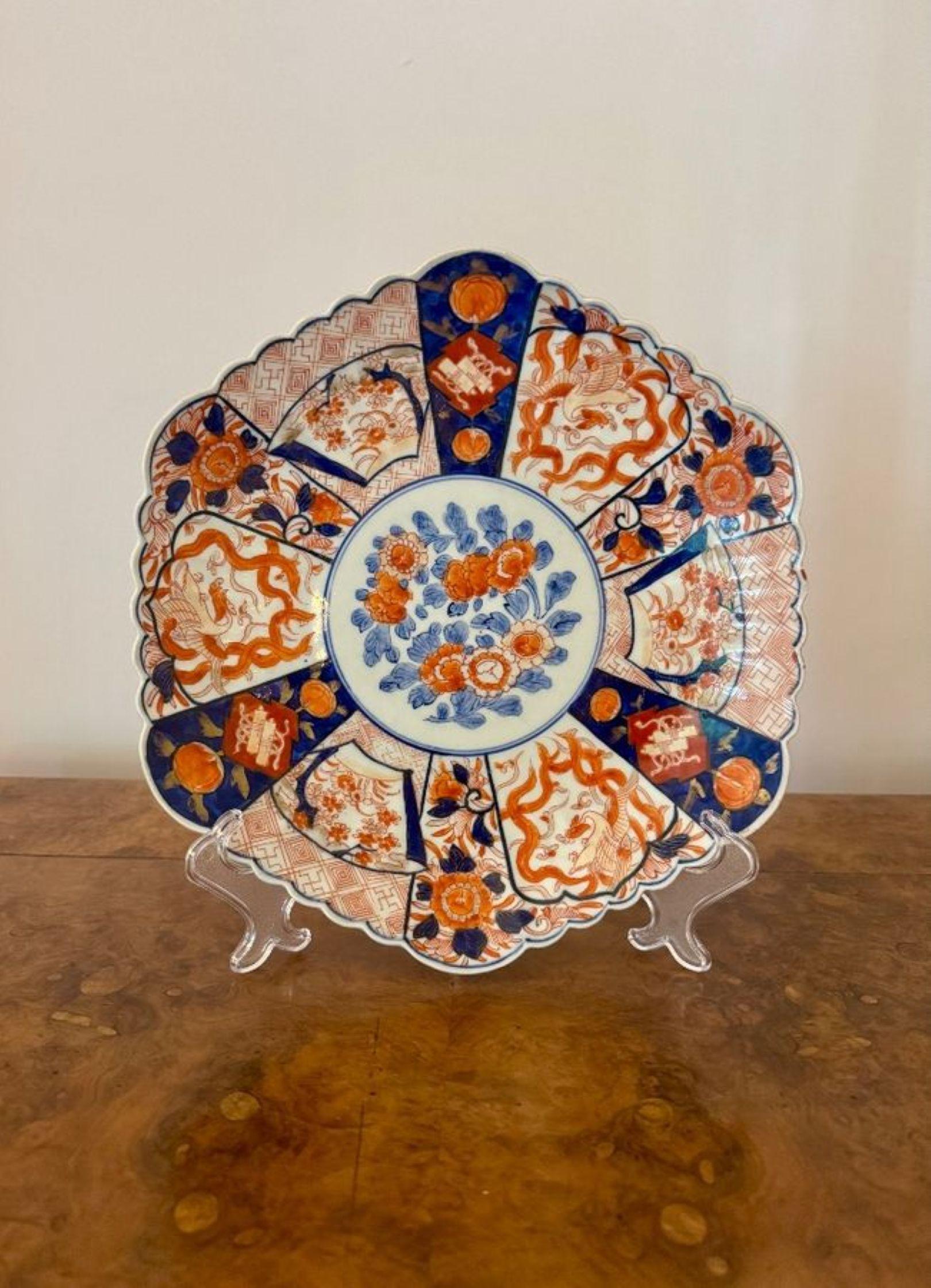 Laque japonaise Assiette japonaise ancienne imari de qualité et de forme inhabituelle en vente