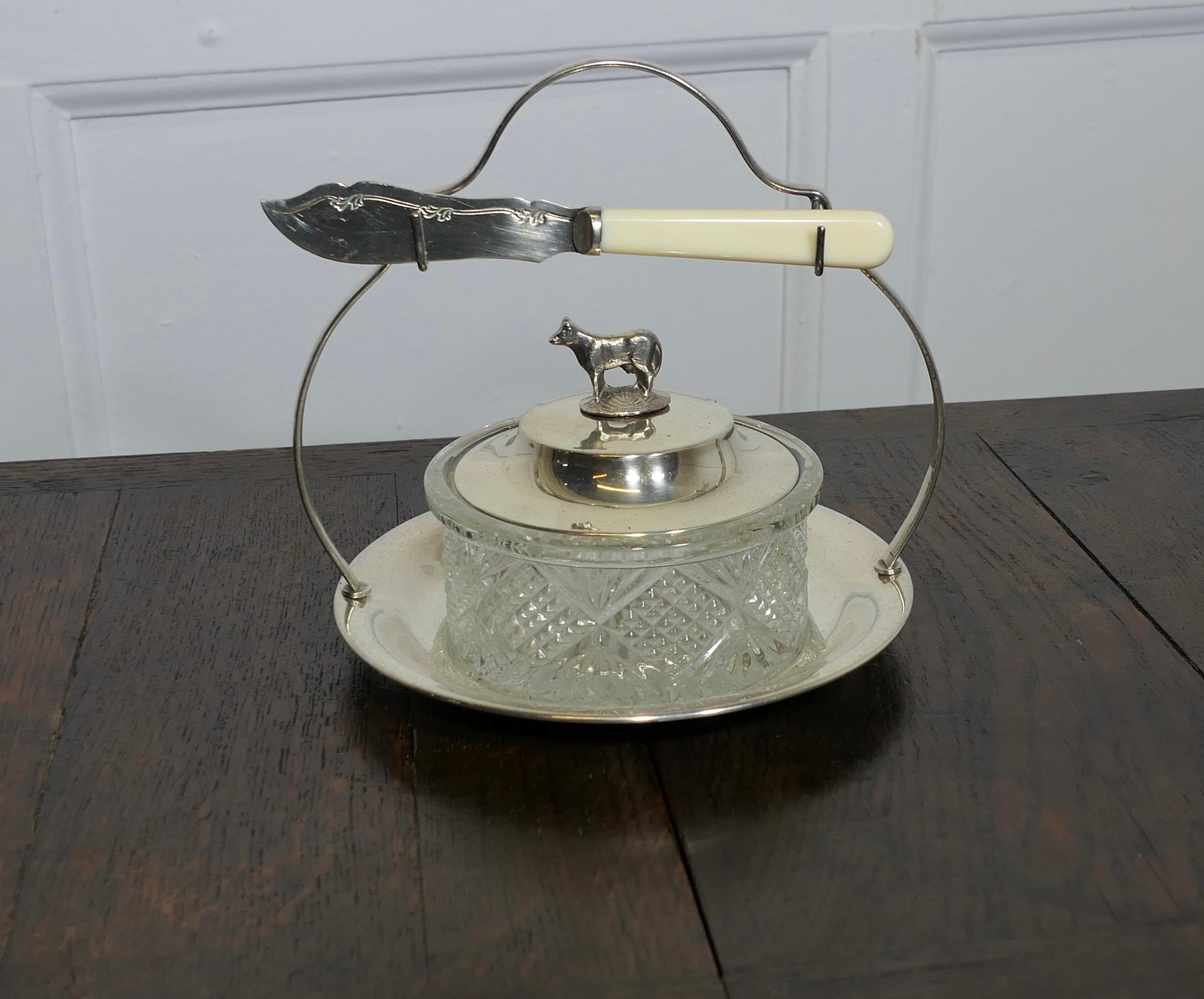  Plat à beurre inhabituel en métal argenté et verre  

Une très belle pièce, un couteau à beurre et un plat en verre sur un sous-verre et le couvercle avec une vache.

En très bon état, et une pièce délicieuse pour votre table de service.
Le support