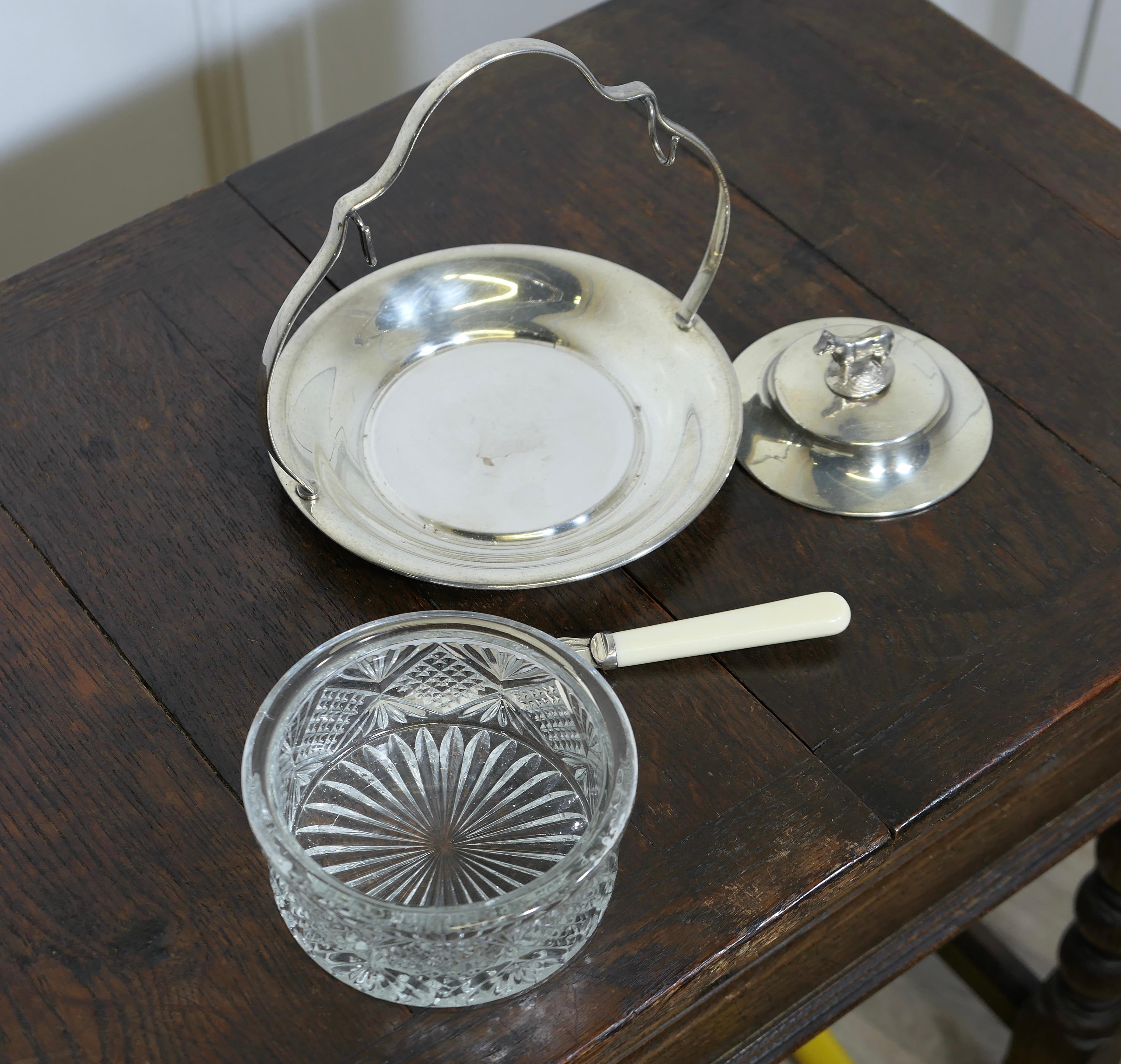 Début du 20ème siècle Plat à beurre inhabituel en métal argenté et verre    Une pièce très attrayante en vente