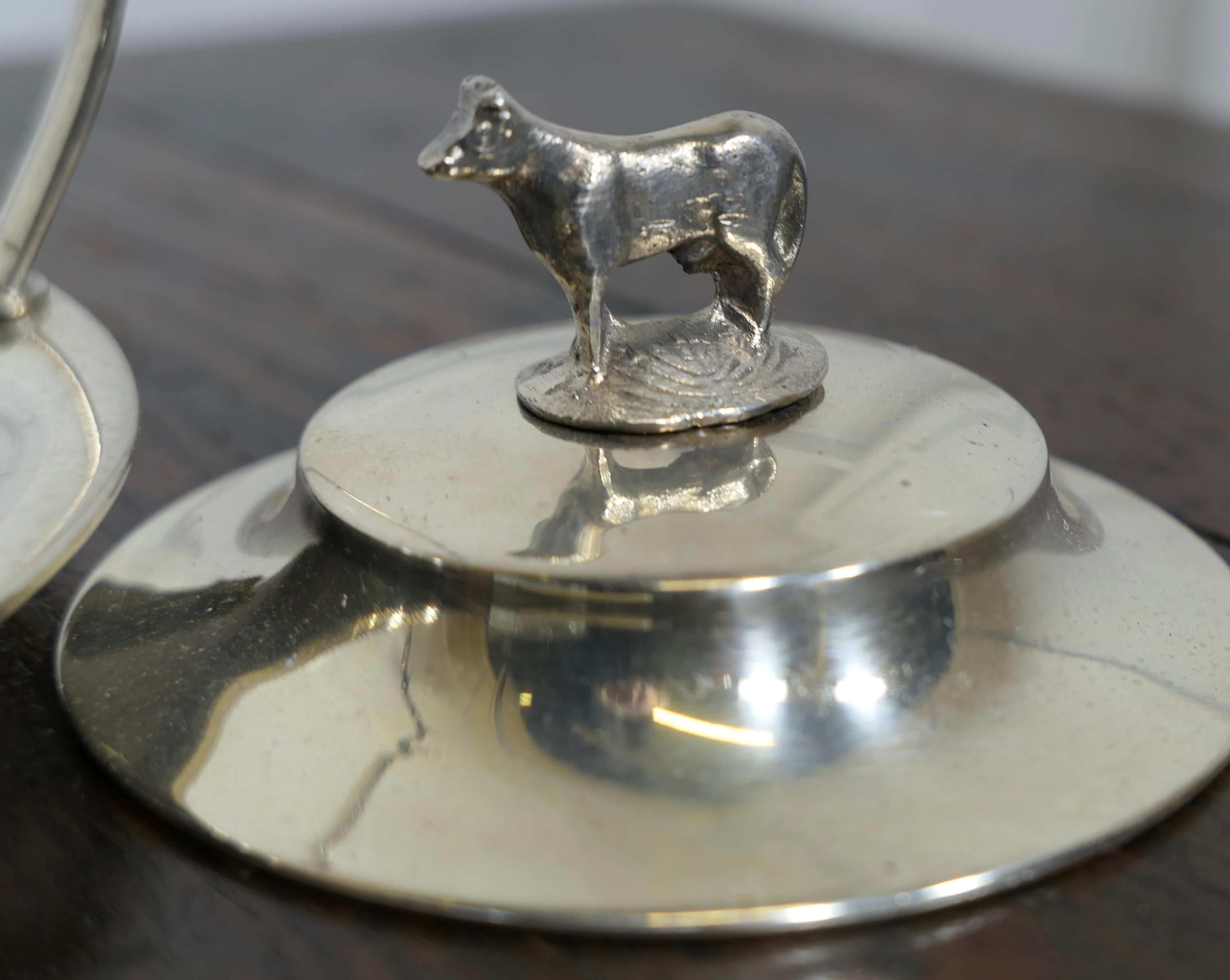 Plaqué argent Plat à beurre inhabituel en métal argenté et verre    Une pièce très attrayante en vente