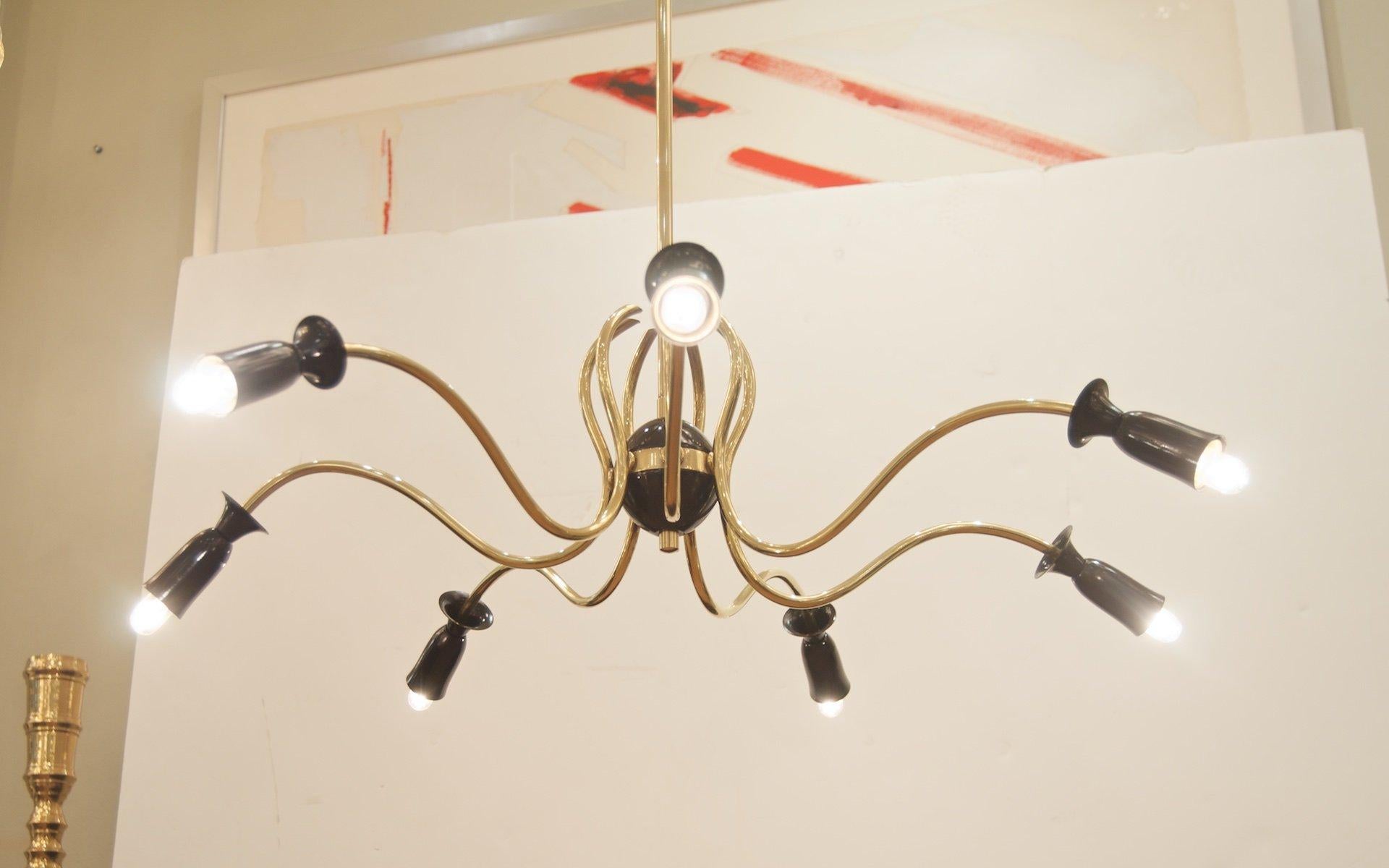 Mid-Century Modern Unusual Sinusoidal Chandelier in Brass and Black Enamel in the Style of Stilnovo For Sale