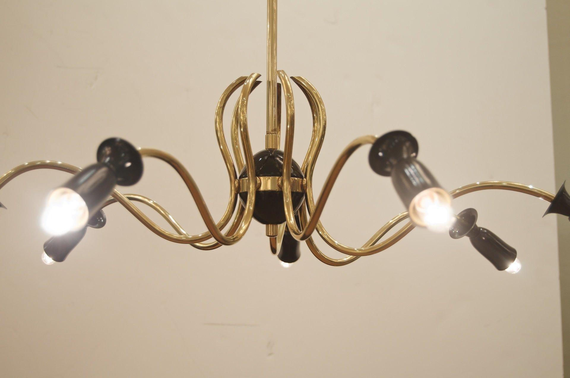 Unusual Sinusoidal Chandelier in Brass and Black Enamel in the Style of Stilnovo In Good Condition For Sale In Stamford, CT