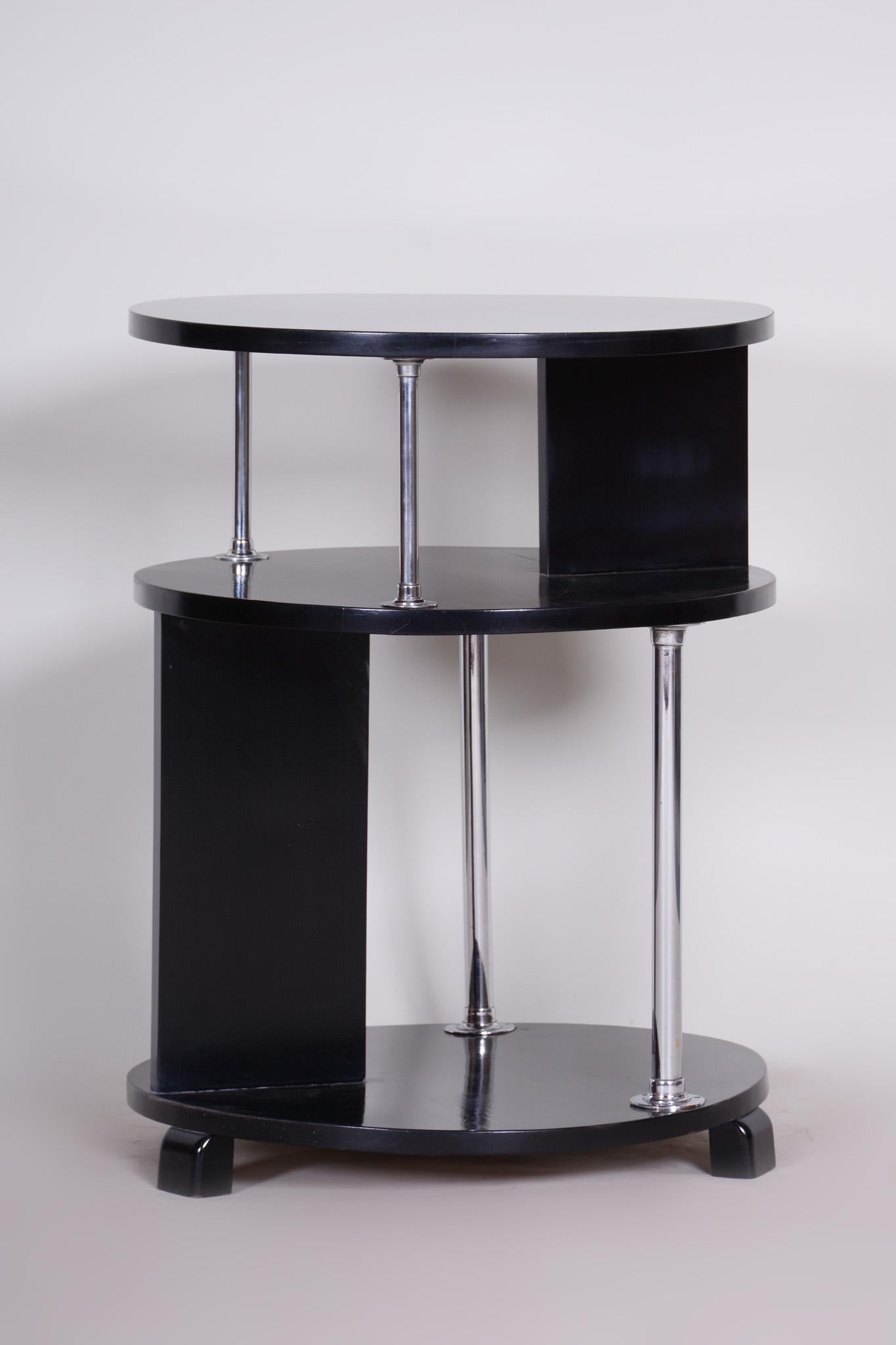 Small Czech chrome Bauhaus table.
Material: Chrome-plated steel and beech
Period: 1930-1939
Source: Czechia.
