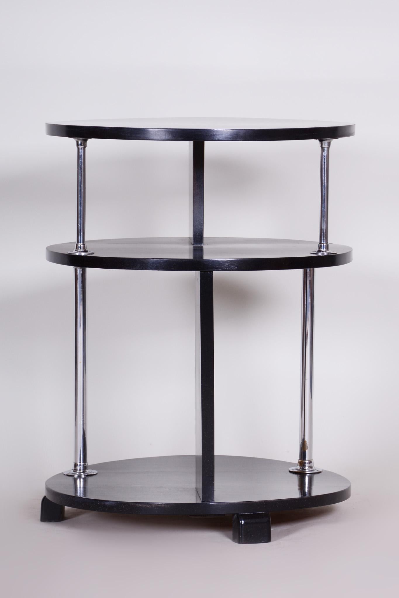 Tchèque Insolite petite table ronde tchèque restaurée en hêtre noir chromé Bauhaus, années 1930 en vente
