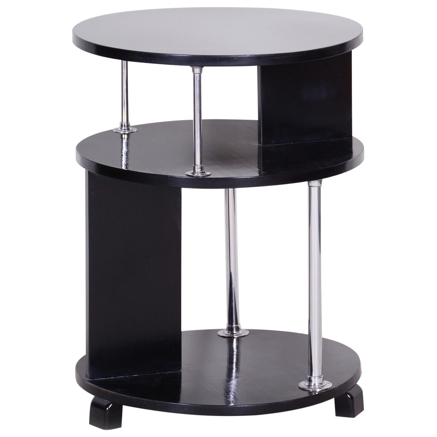 Insolito piccolo tavolo ceco restaurato rotondo in faggio nero e cromo Bauhaus, anni '30