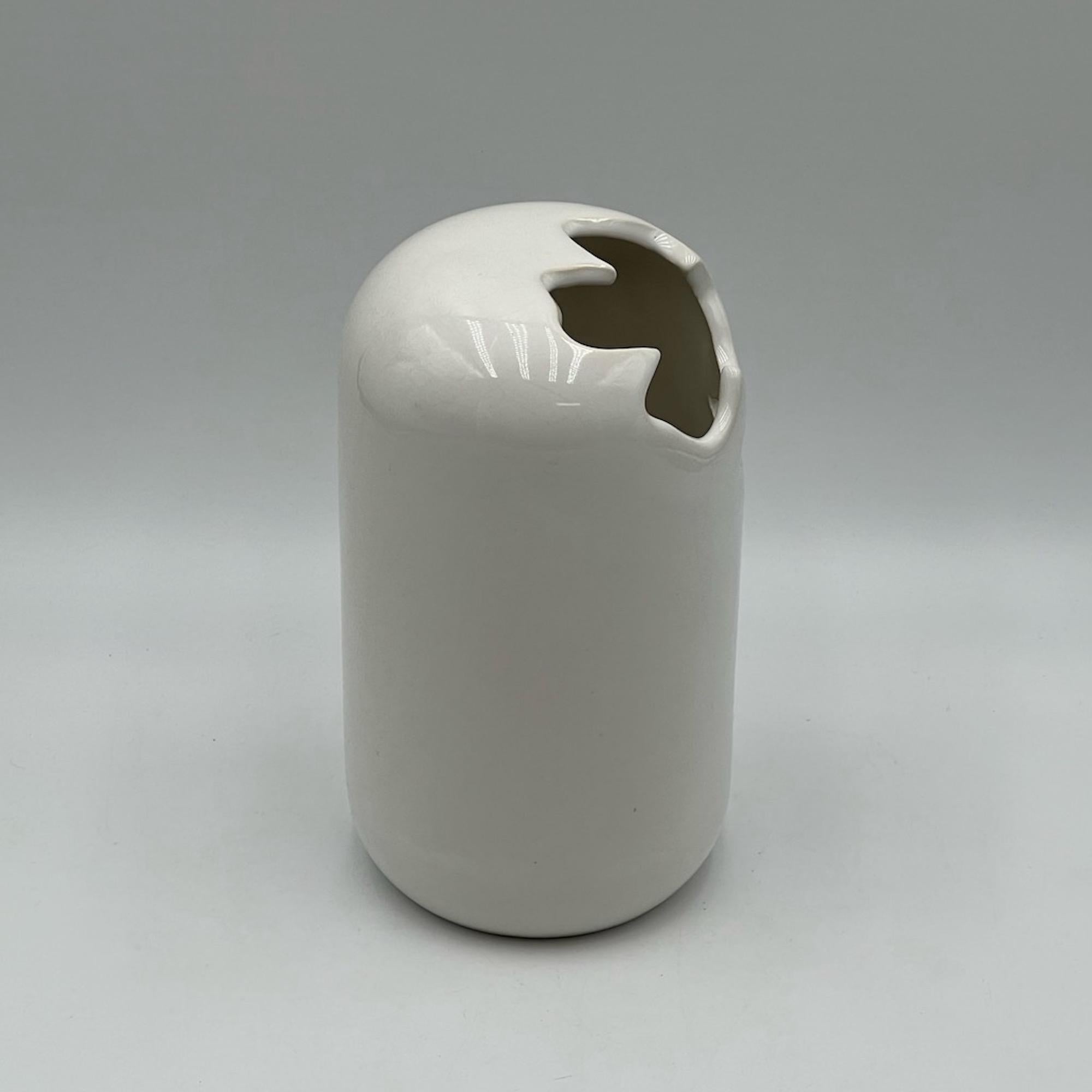 Magnifique vase en céramique fabriqué par Gabbianelli dans les années 60.

Ce bol excentrique de la 
