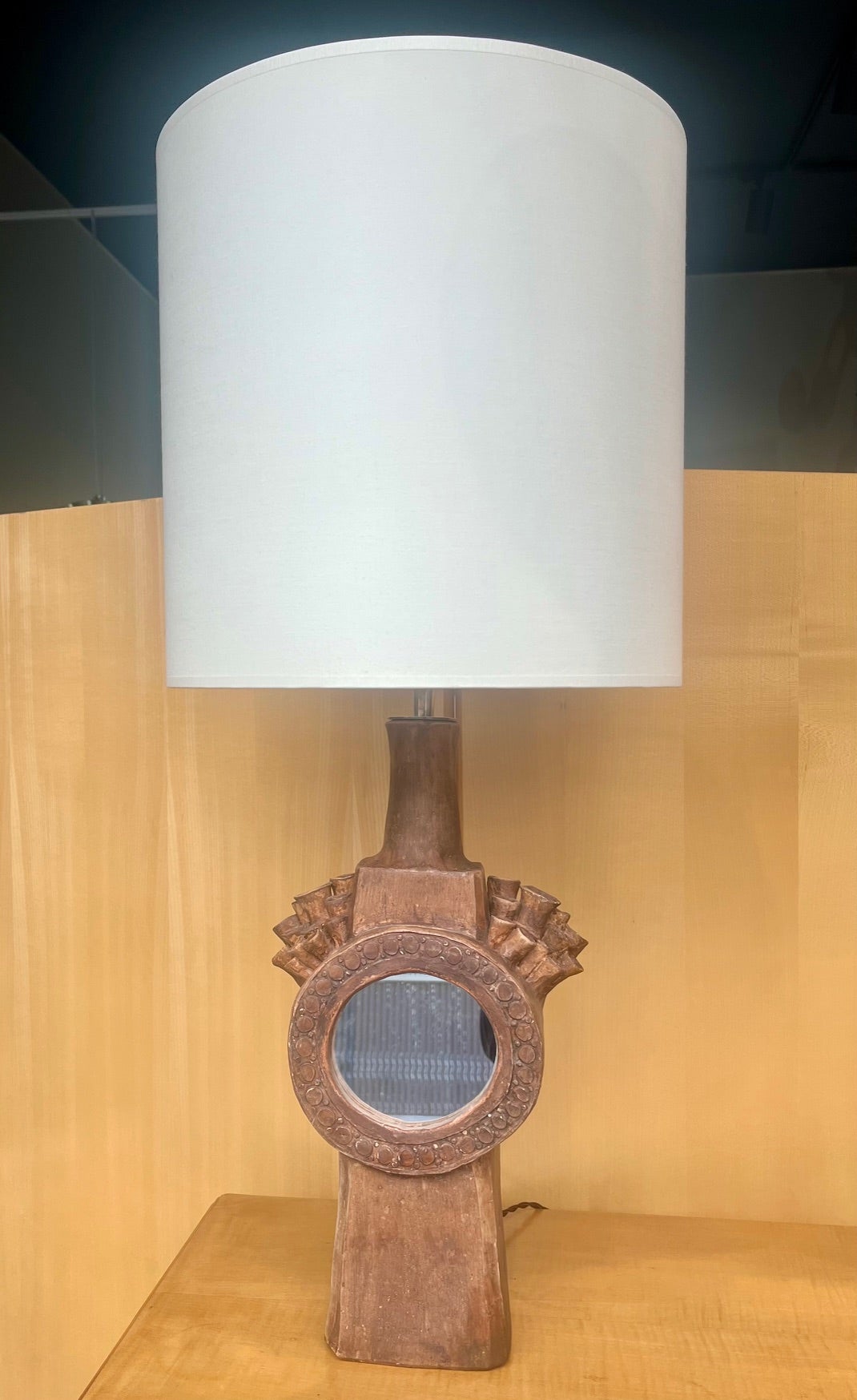 Insólito  lámpara de mesa de gres 
se incluye un espejo en el cuerpo de la lámpara

Re electrificado
Pantalla incluida.

H  ( total incluyendo sombra)  79 cm/ 31.1 