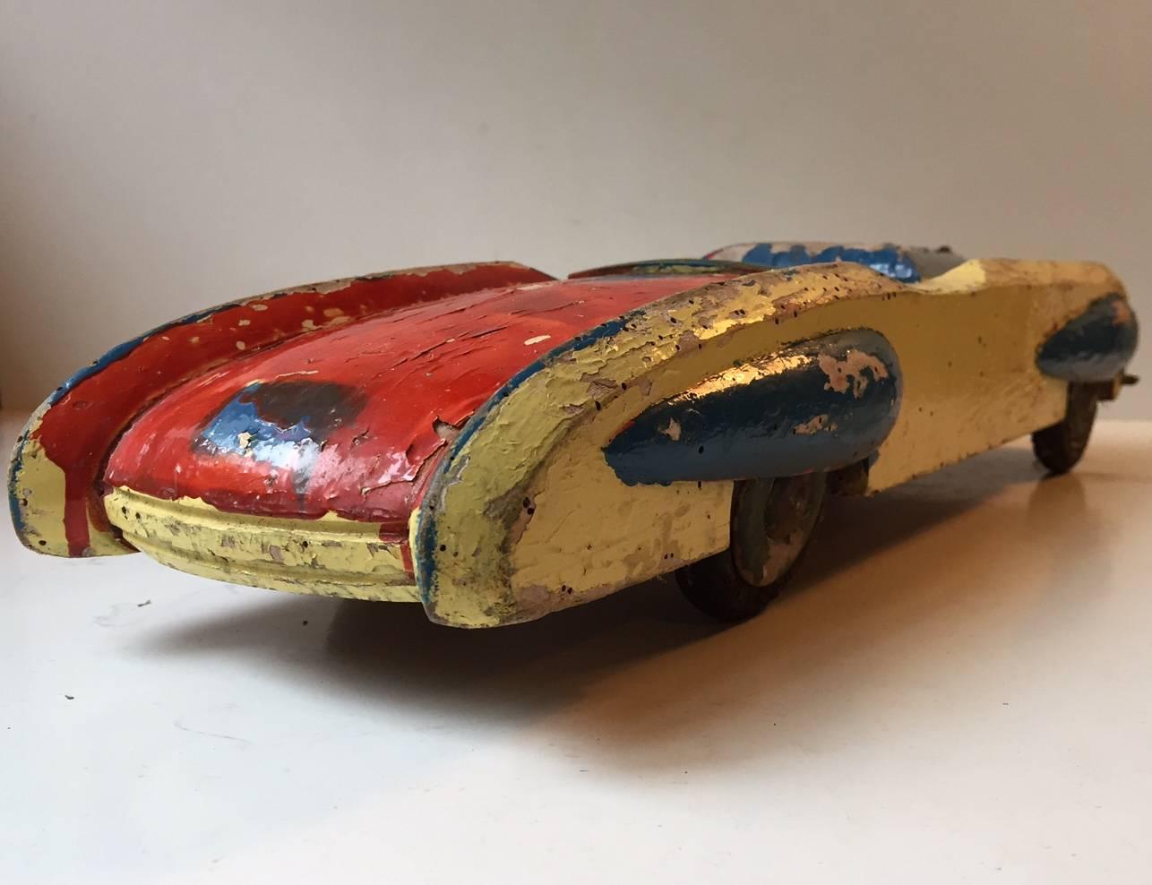 Scandinave Insolite voiture à jouets profilée en bois avec pneus Dunlop, Scandinavie, années 1930