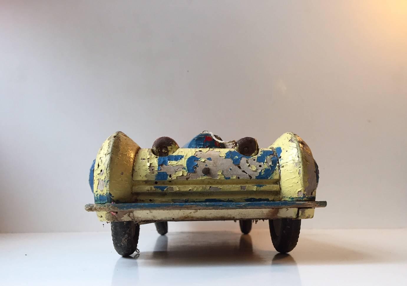 Peint Insolite voiture à jouets profilée en bois avec pneus Dunlop, Scandinavie, années 1930
