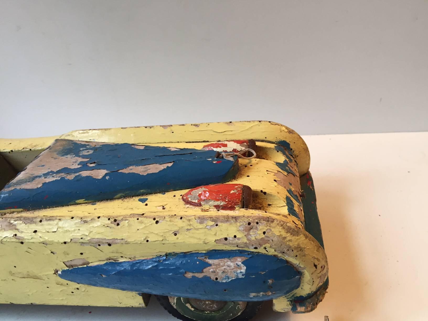 Milieu du XXe siècle Insolite voiture à jouets profilée en bois avec pneus Dunlop, Scandinavie, années 1930