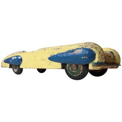 Insolite voiture à jouets profilée en bois avec pneus Dunlop, Scandinavie, années 1930