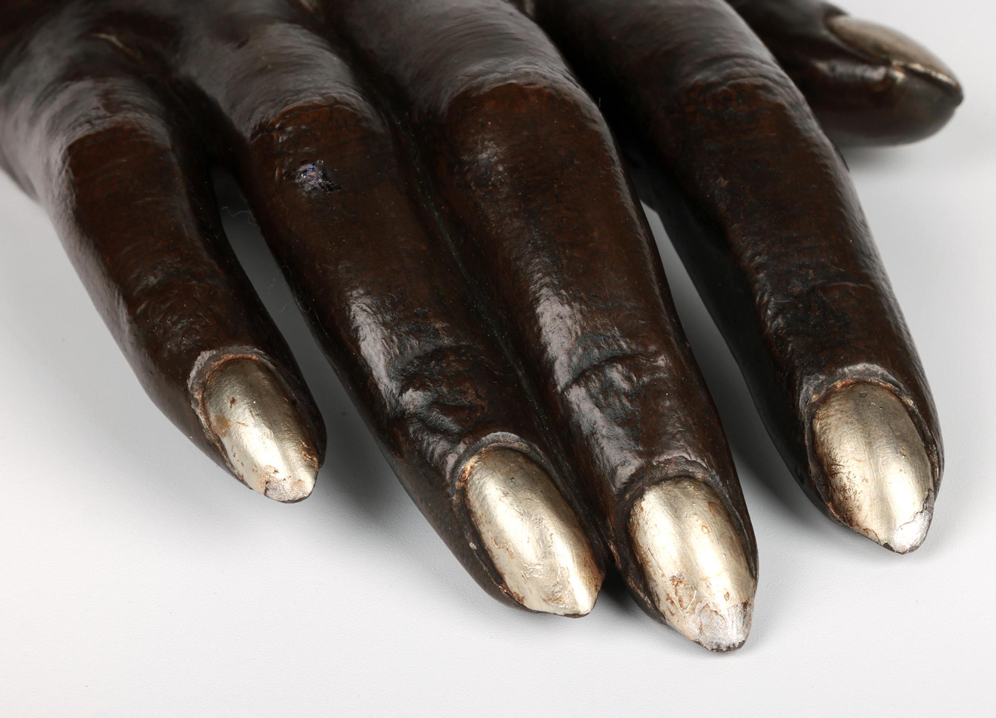 Eine ungewöhnliche und sehr stilvolle antike Bronzeskulptur einer weiblichen Hand aus der Zeit um 1900. Die lebensgroße Skulptur stellt eine weibliche ruhende Hand mit schön gepflegten Nägeln mit Merkmalen für Knöchel und leichter Texturierung für