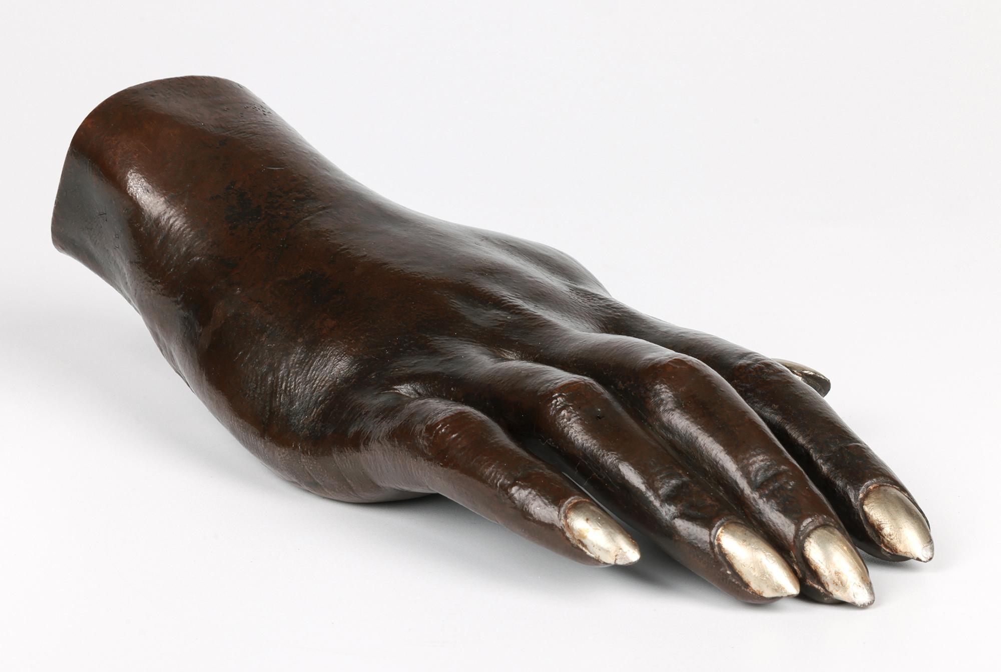 Ungewöhnliche stilvolle antike Bronze menschliche weibliche Hand Skulptur im Angebot 1