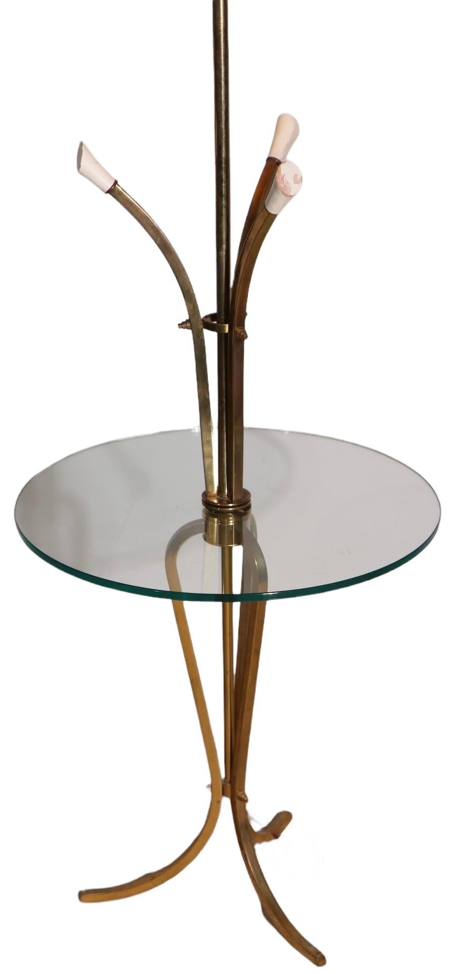 Lampadaire Hollywood Regency stylisé avec surface de table en verre en vente 5