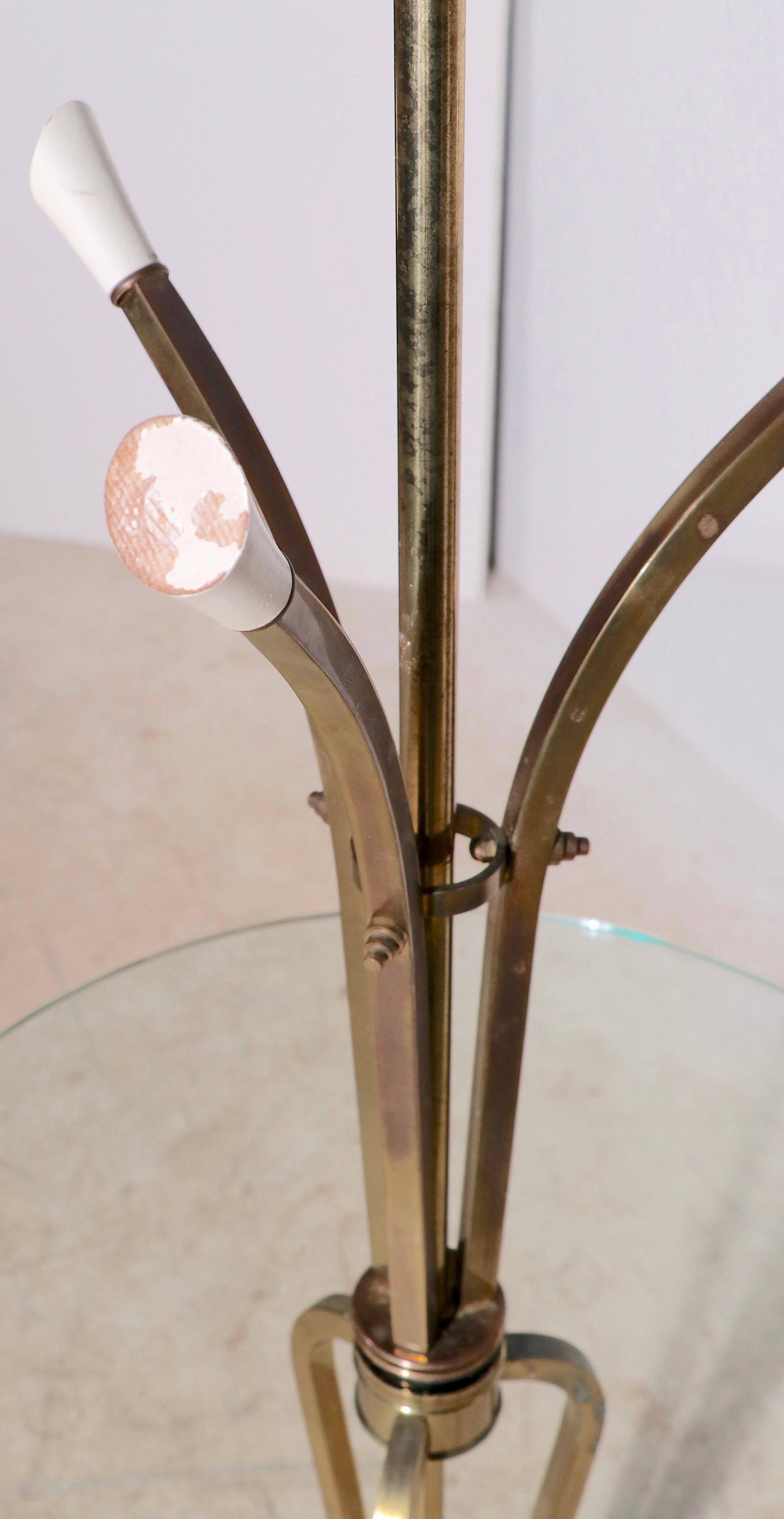 Lampadaire Hollywood Regency stylisé avec surface de table en verre Bon état - En vente à New York, NY