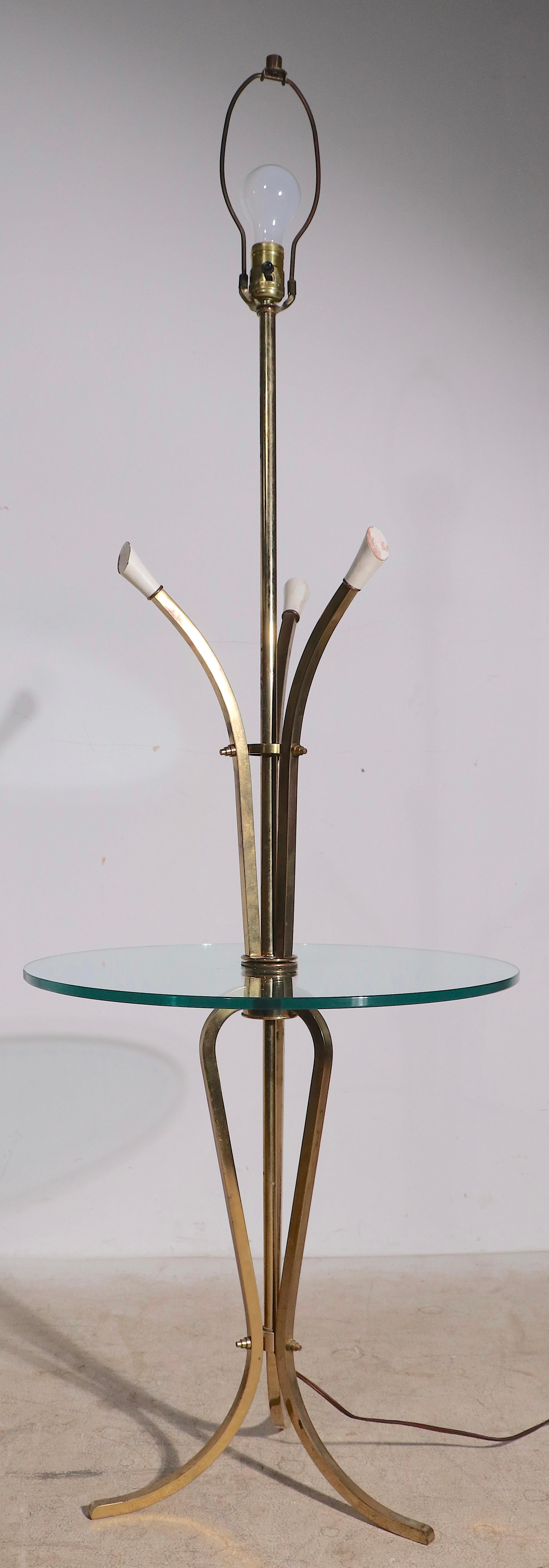 20ième siècle Lampadaire Hollywood Regency stylisé avec surface de table en verre en vente