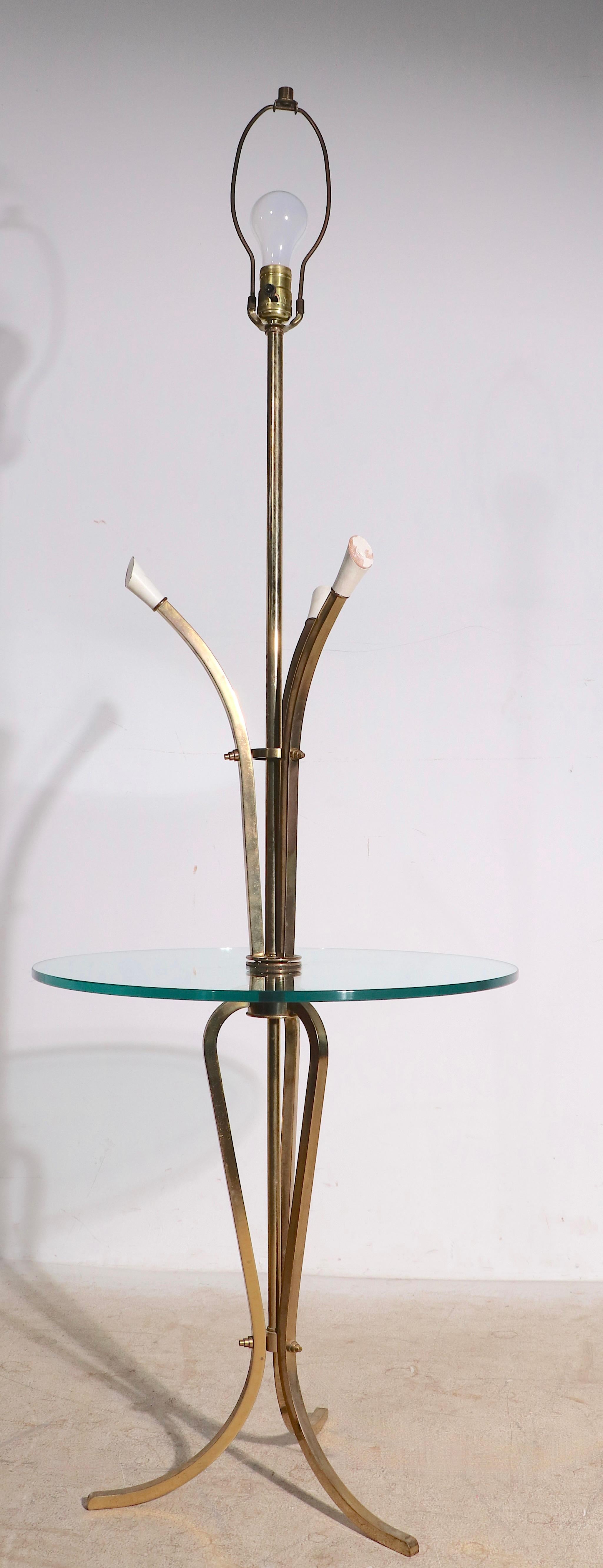Laiton Lampadaire Hollywood Regency stylisé avec surface de table en verre en vente