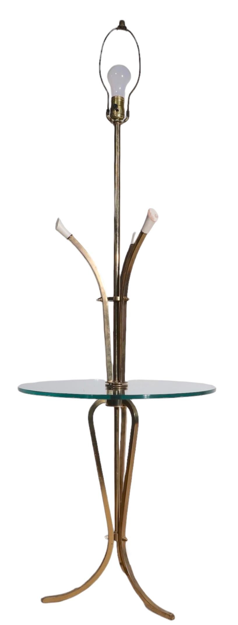 Lampadaire Hollywood Regency stylisé avec surface de table en verre en vente 3