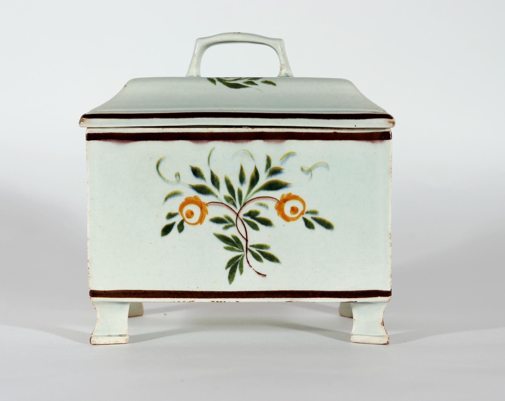 Georgien Boîte à thé inhabituelle en poterie perlée Swansea Prattware recouverte d'un revêtement botanique en vente