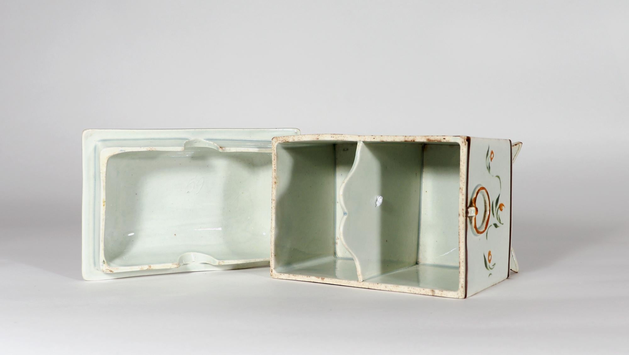 XIXe siècle Boîte à thé inhabituelle en poterie perlée Swansea Prattware recouverte d'un revêtement botanique en vente