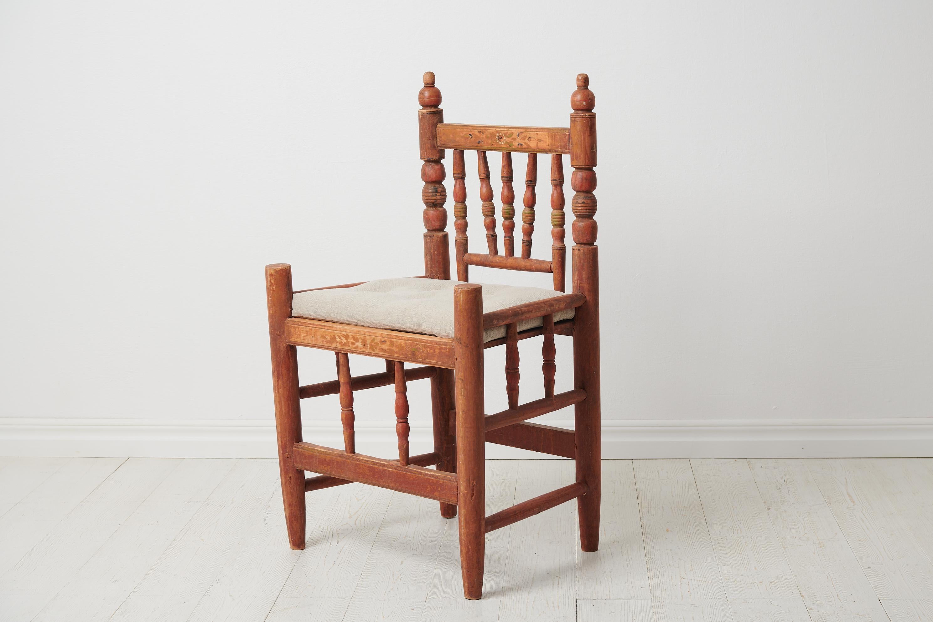 Chaise suédoise antique inhabituelle du Hälsingland, fabriquée vers la fin des années 1700 ou au début du siècle 1700 à 1800. La chaise est un objet d'art populaire et ce type de chaise avec des pieds tournés et des chevilles trouve son origine au