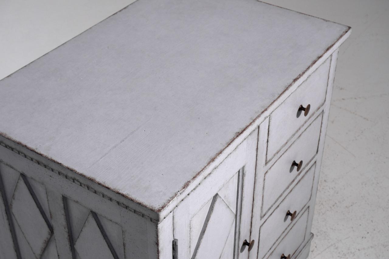 Insolita cassettiera svedese con quattro cassetti e una porta, XIX secolo. in vendita 1
