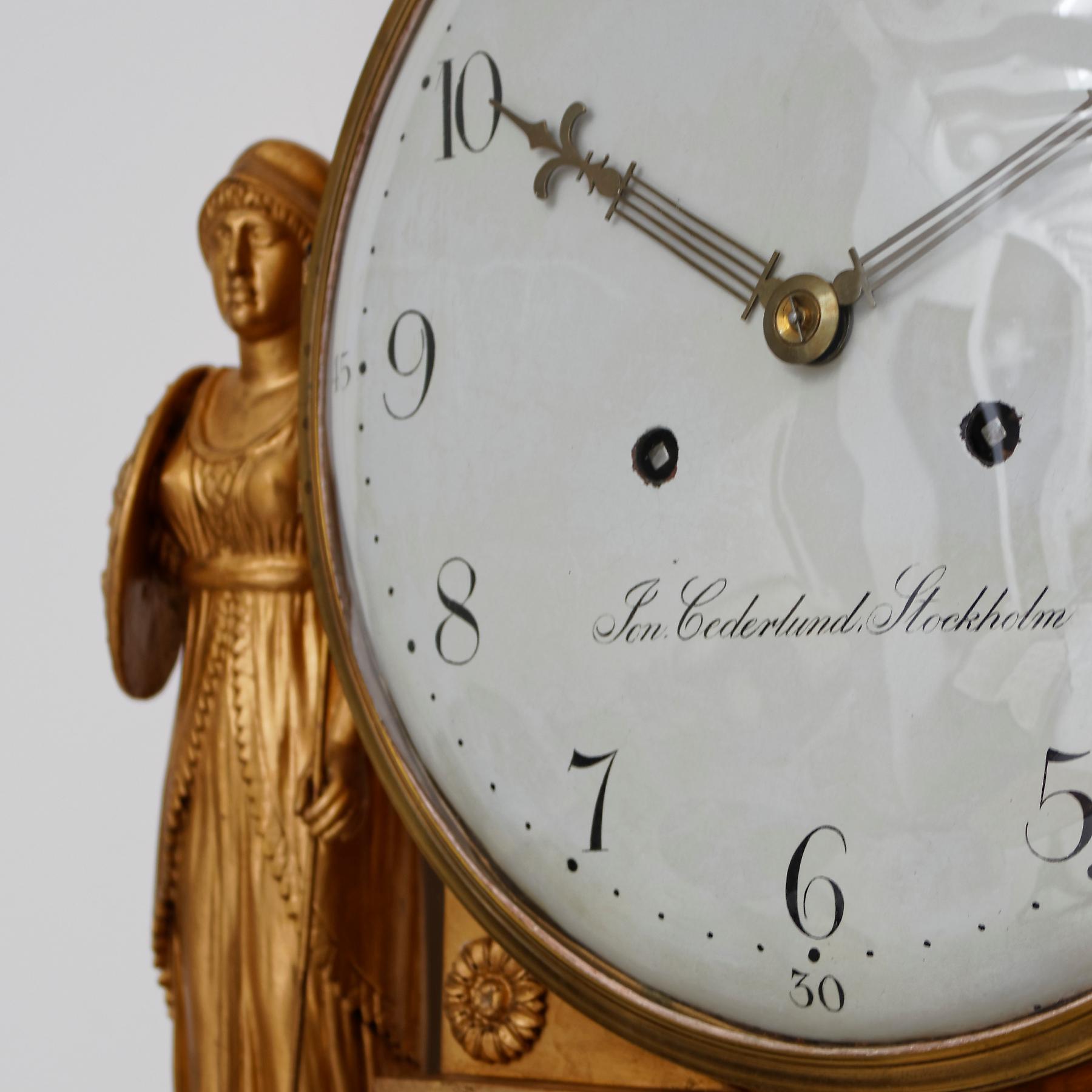 Horloge de cheminée murale suédoise inhabituelle de style Empire du début du XIXe siècle par Cederlund en vente 1
