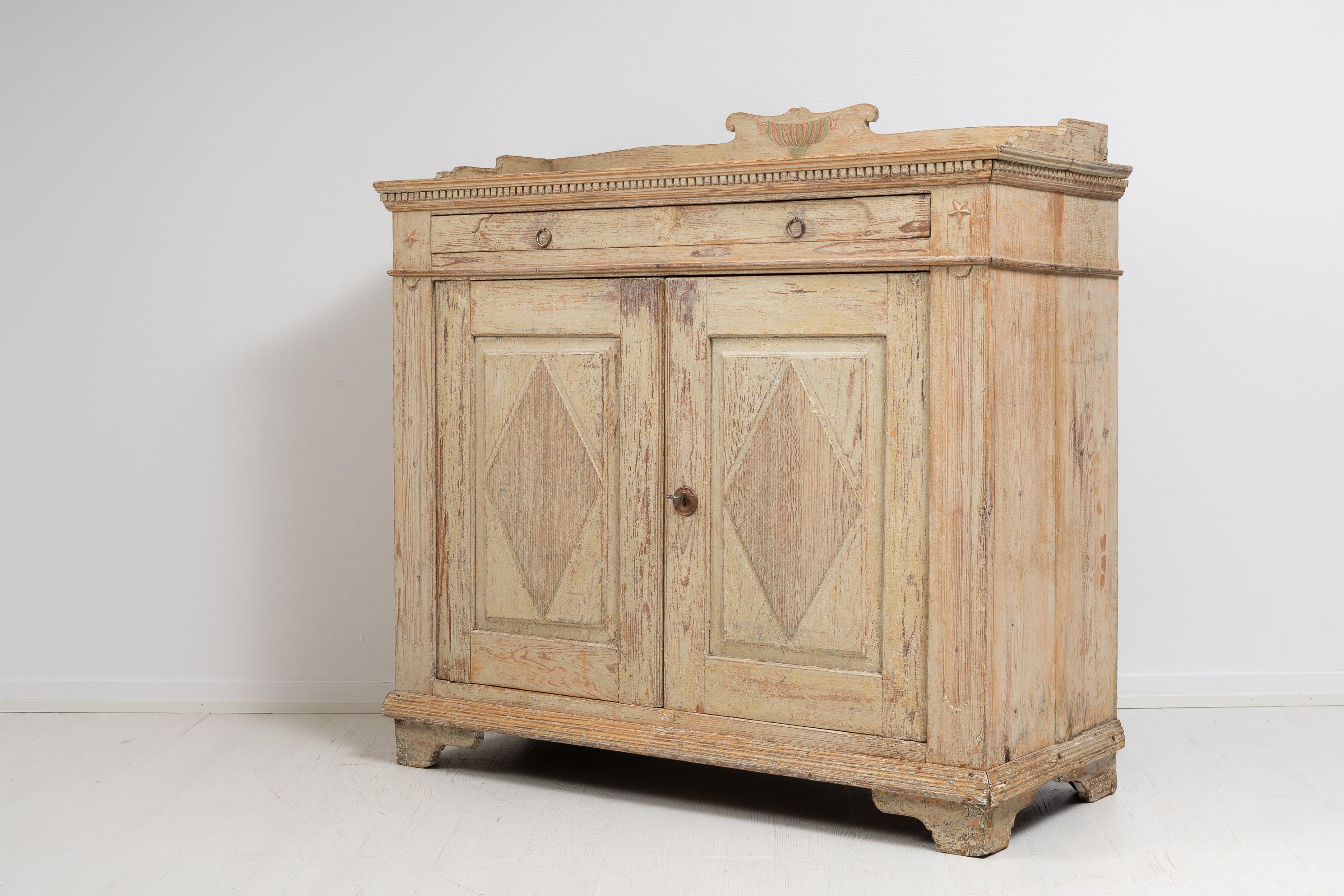 Unusual Swedish Gustavian Empire Pine Sideboard  In Good Condition For Sale In Kramfors, SE